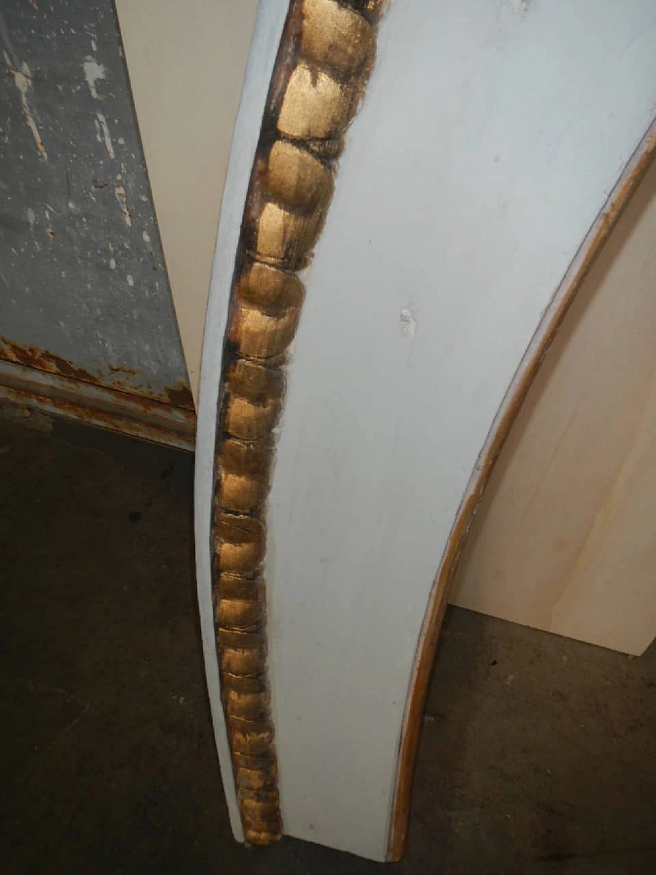 Arched frame in fir and poplar wood lacquered white, with gold leaf twist, 1920s 1148676