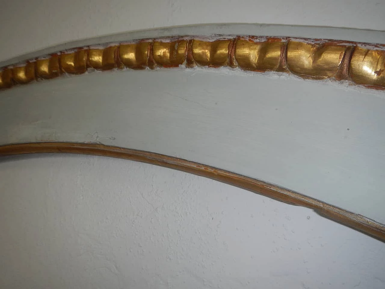 Arched frame in fir and poplar wood lacquered white, with gold leaf twist, 1920s 1148677