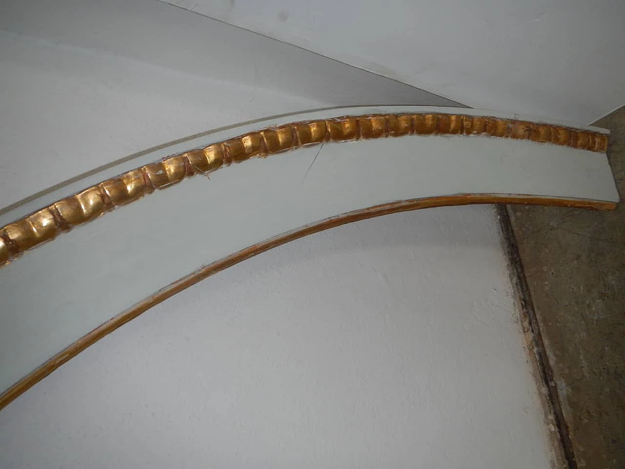 Arched frame in fir and poplar wood lacquered white, with gold leaf twist, 1920s 1148679
