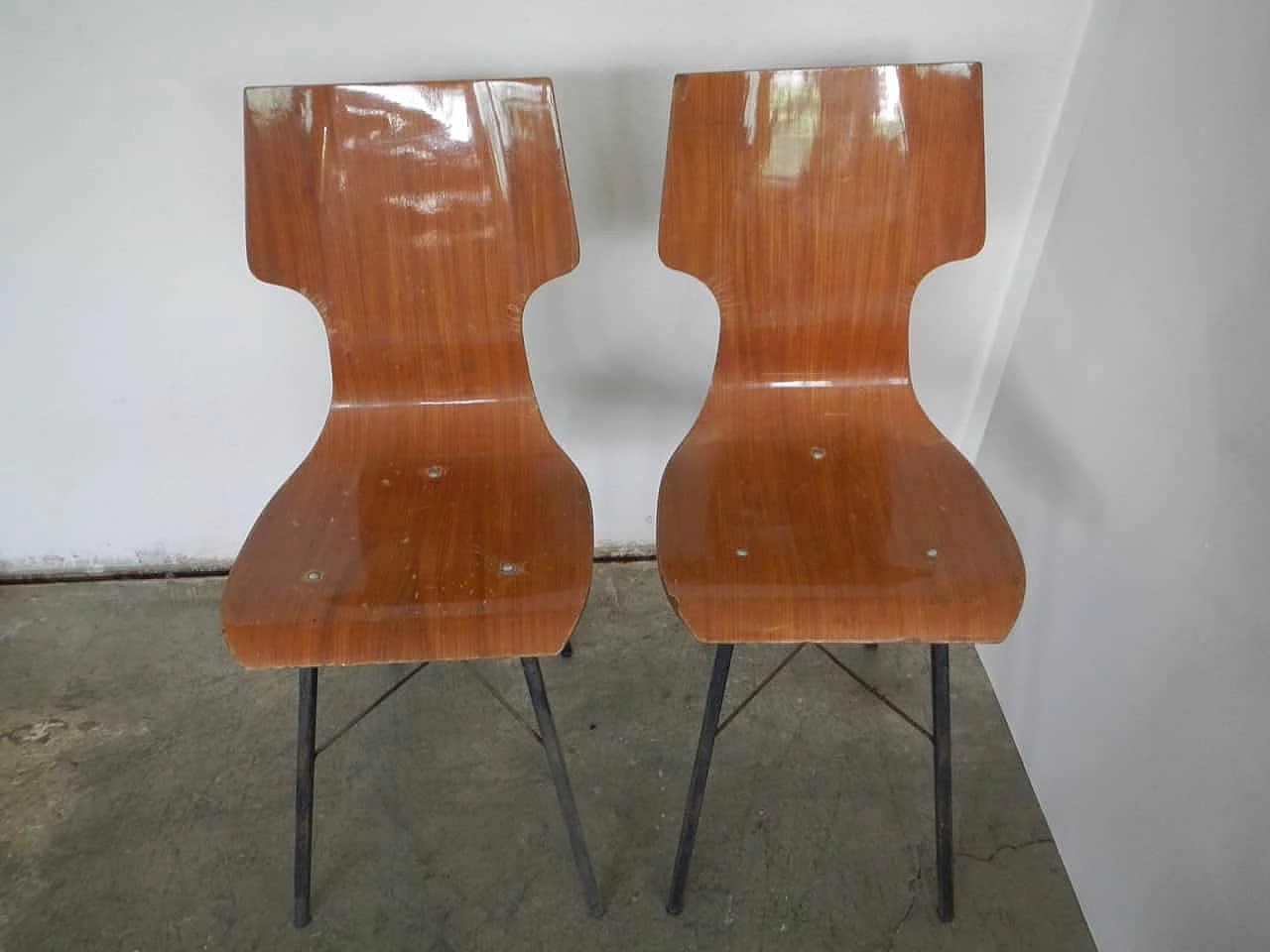 Coppia di sedie in legno curvato, anni '70 1149190