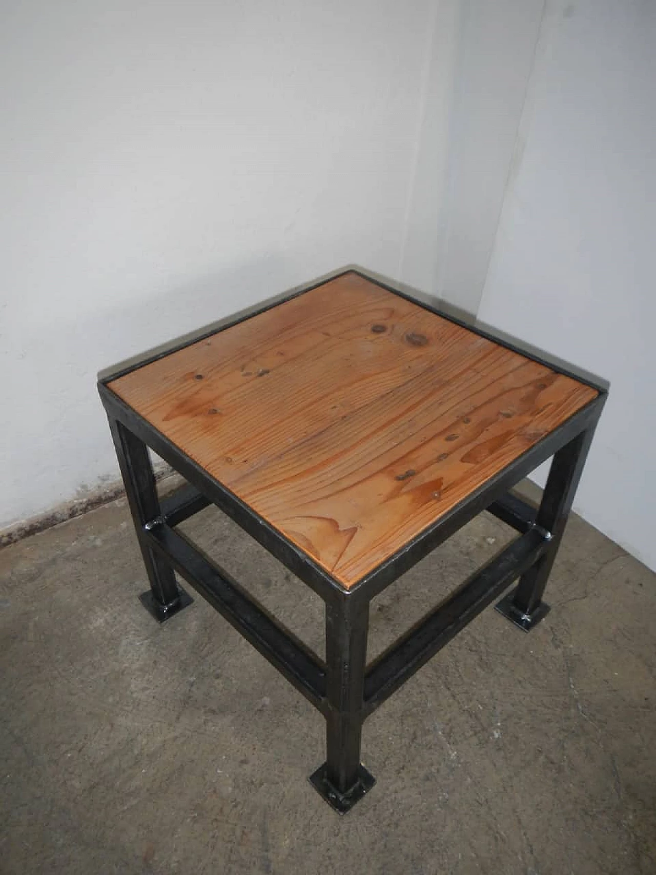 Pair of black metal and wood stools, 70s 1149282