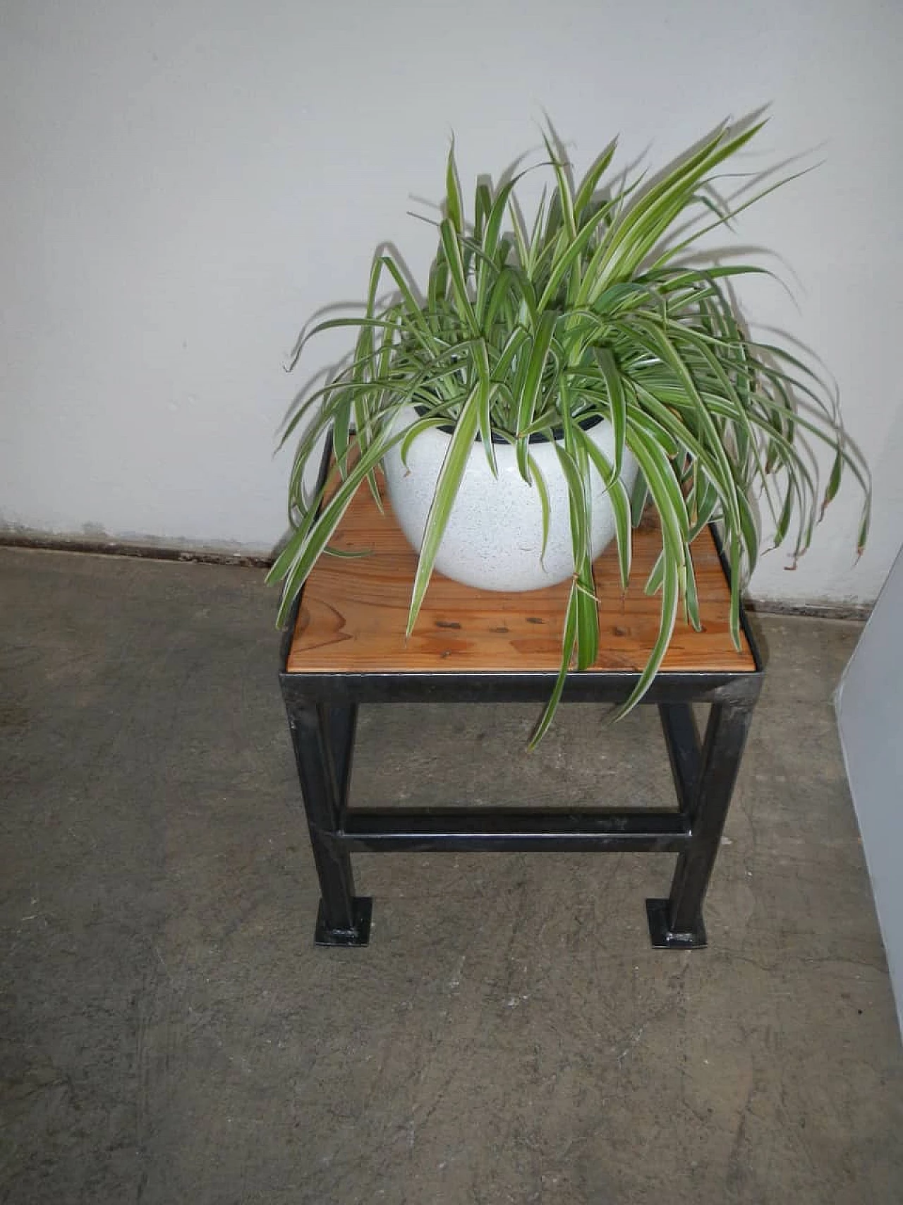 Pair of black metal and wood stools, 70s 1149284
