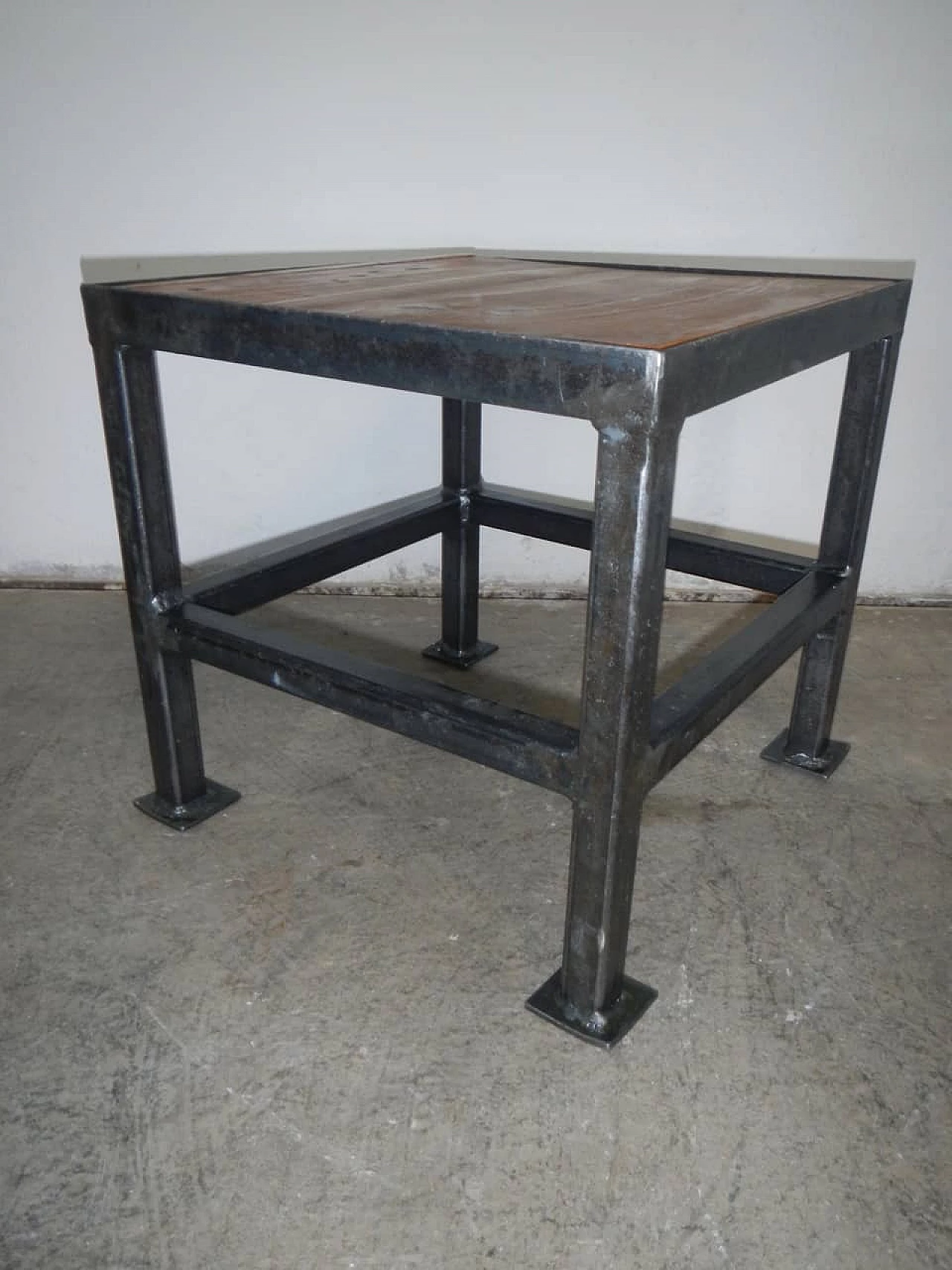 Pair of black metal and wood stools, 70s 1149288