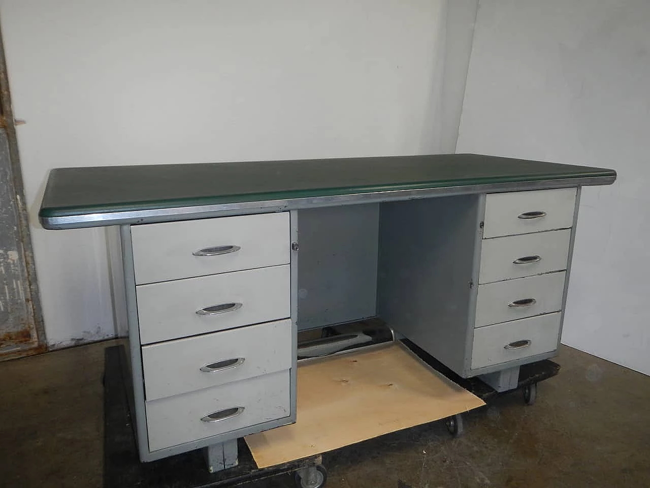 8 drawers industrial metal desk, 60s 1149401