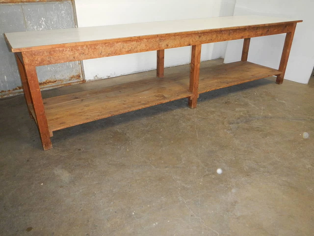 Grande tavolo da lavoro in abete con doppio piano, anni '70 1149427