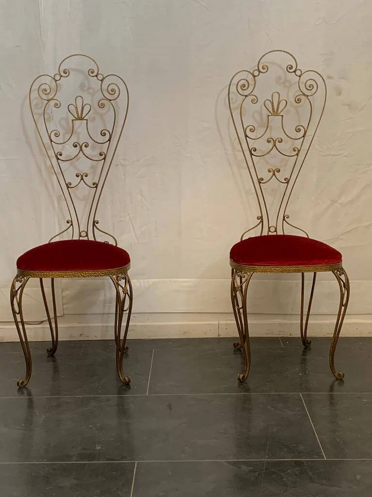 Coppia di sedie in ferro battuto con schienale alto, anni '50 1151740