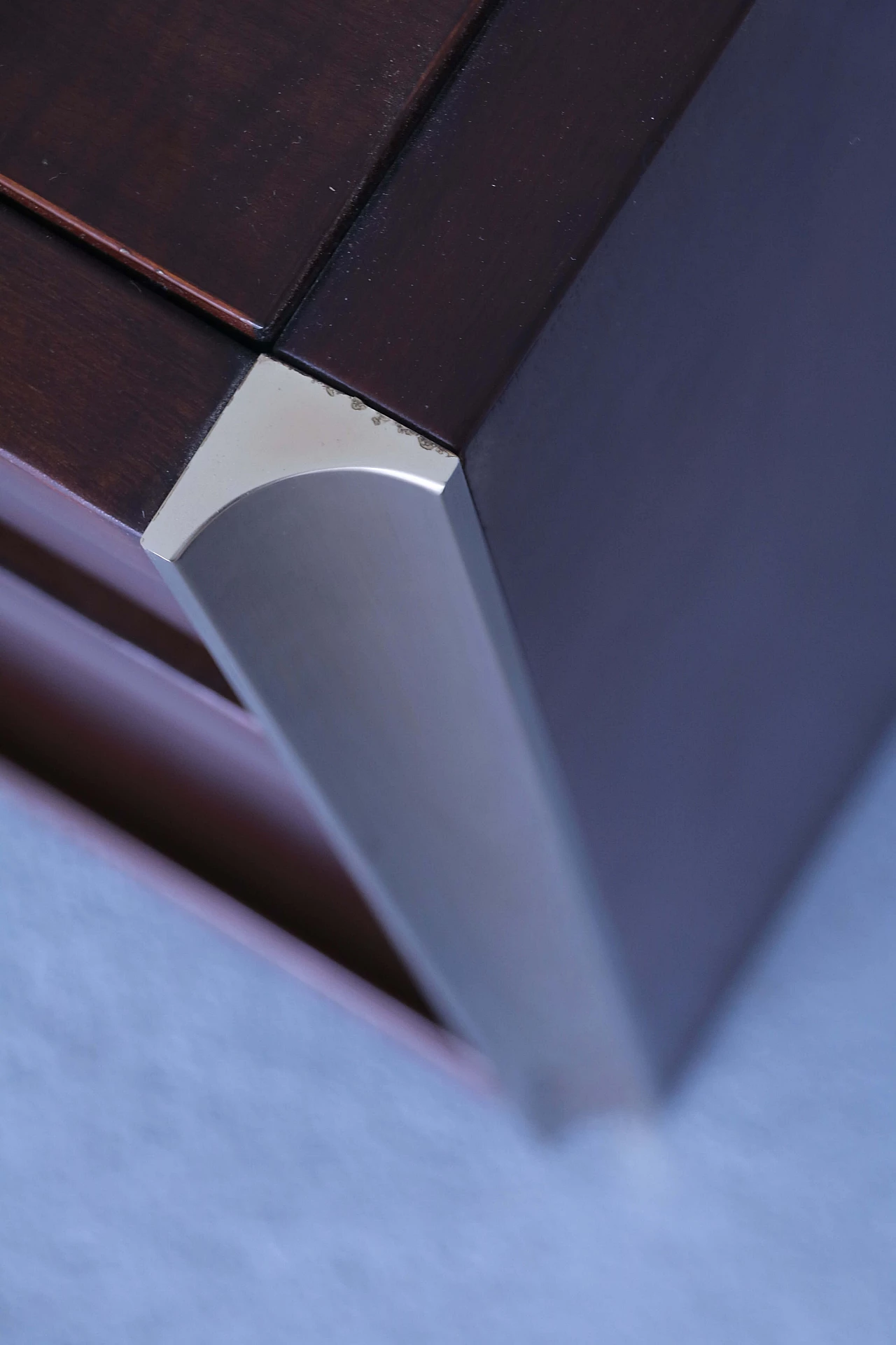 Coppia di mobiletti stile Luciano Frigerio, anni '70 1152284