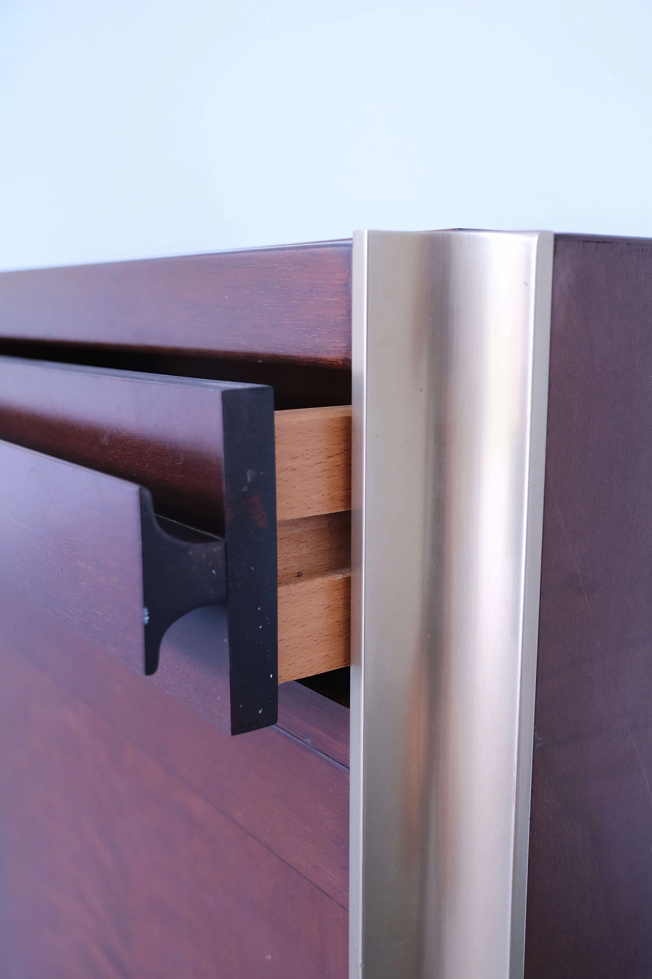 Coppia di mobiletti stile Luciano Frigerio, anni '70 1152285