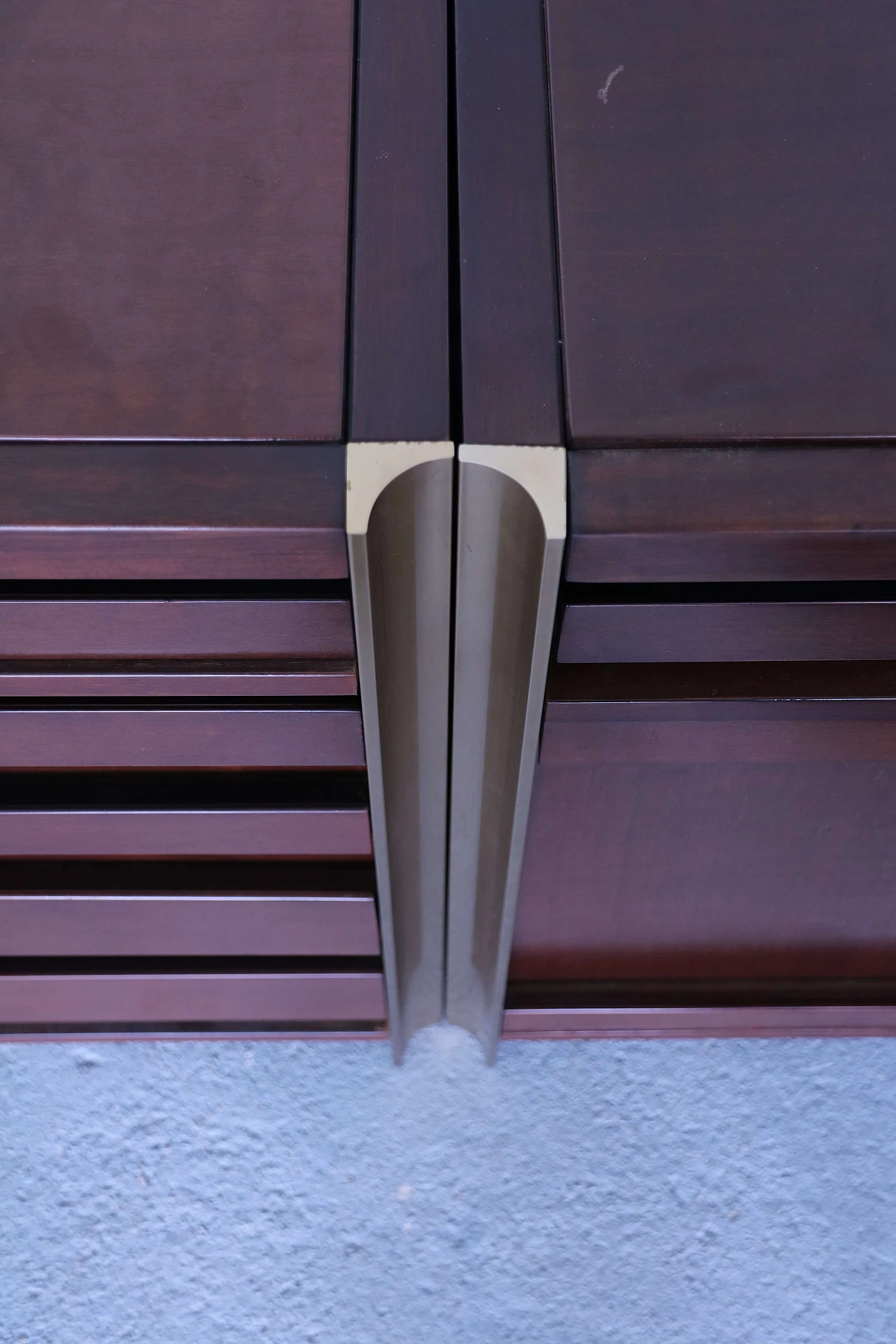 Pair of Tanganyika walnut cabinets and brass profiles attr. Luciano Frigerio 1152288