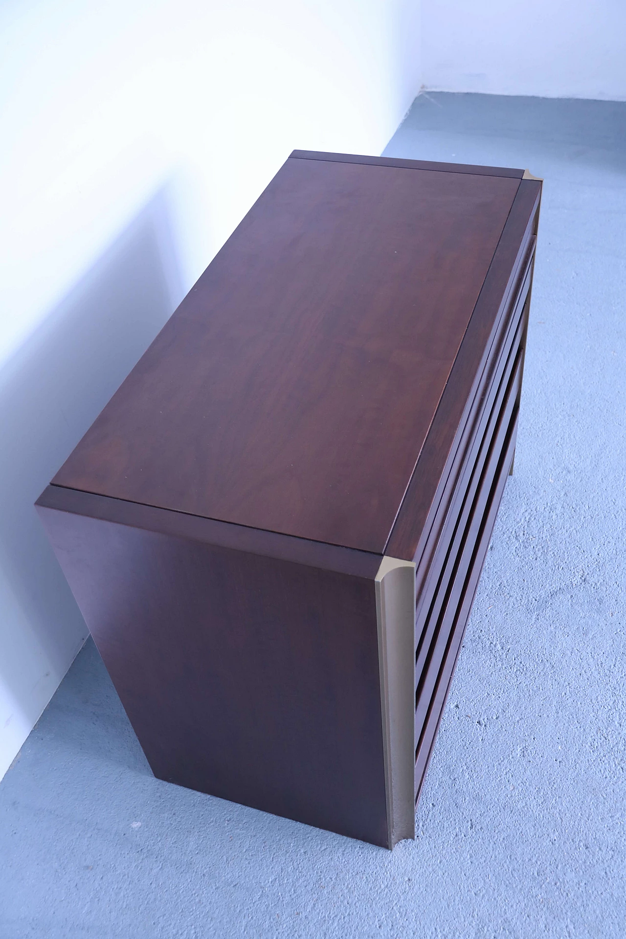 Tanganyika walnut chest of drawers and brass profiles attr. Luciano Frigerio 1152295