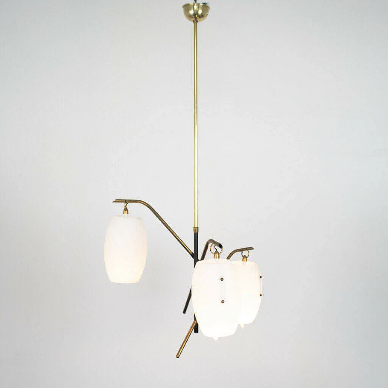 Lampadario in ottone e vetro opalino, anni '50 1152903