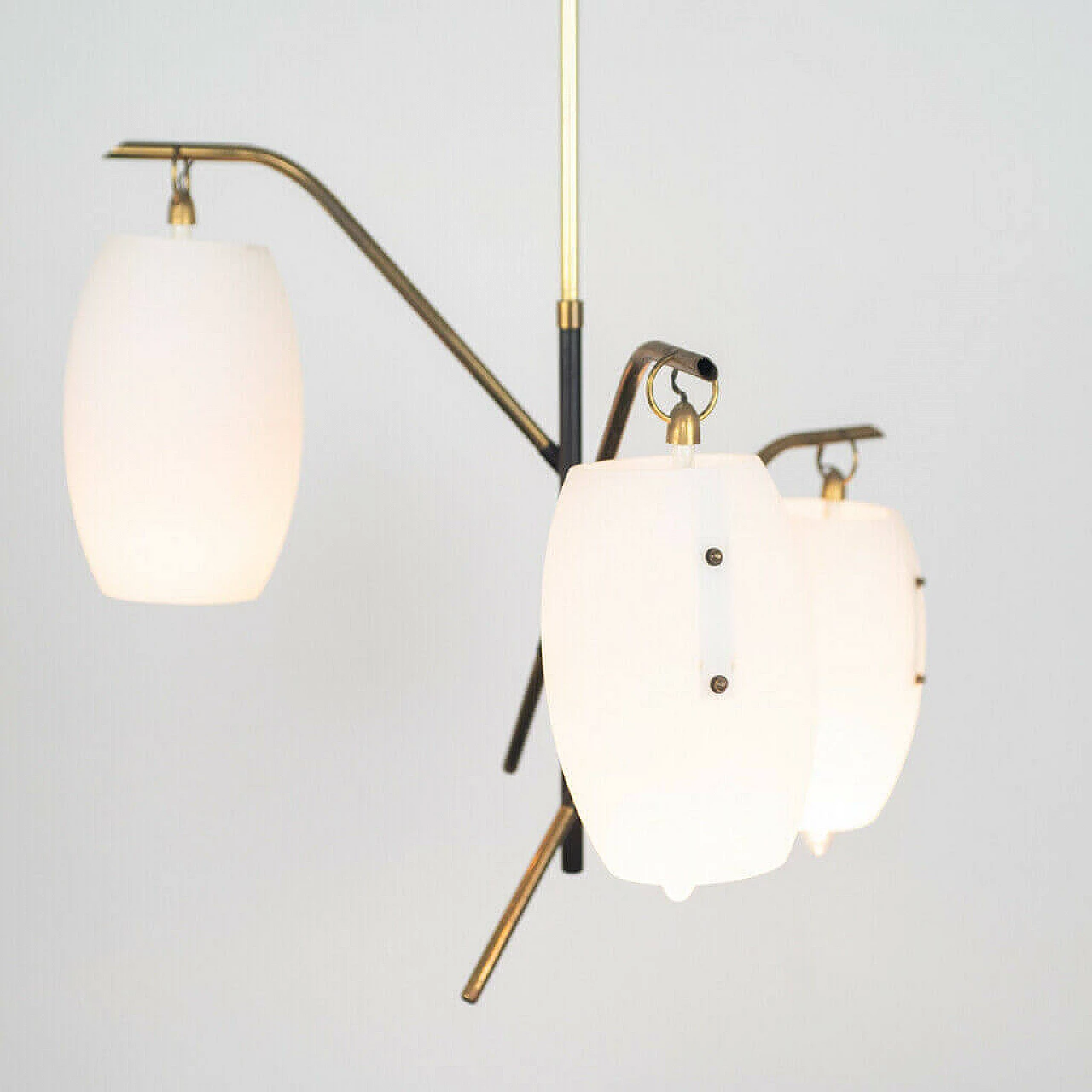 Lampadario in ottone e vetro opalino, anni '50 1152904
