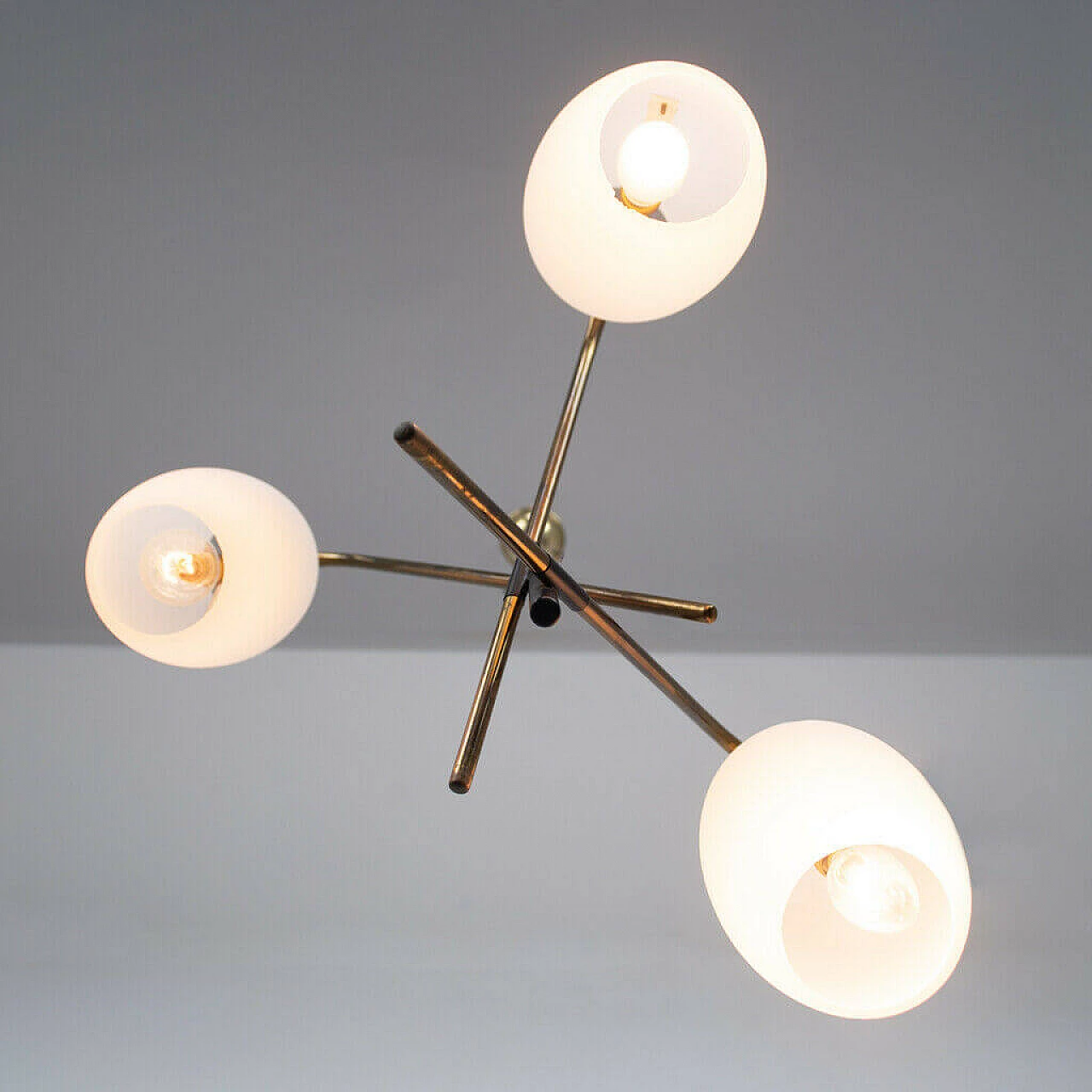 Lampadario in ottone e vetro opalino, anni '50 1152908