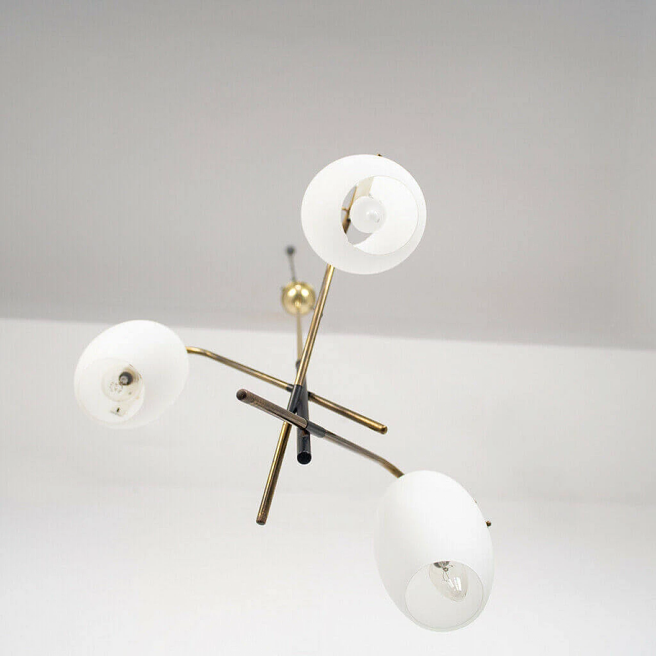 Lampadario in ottone e vetro opalino, anni '50 1152909