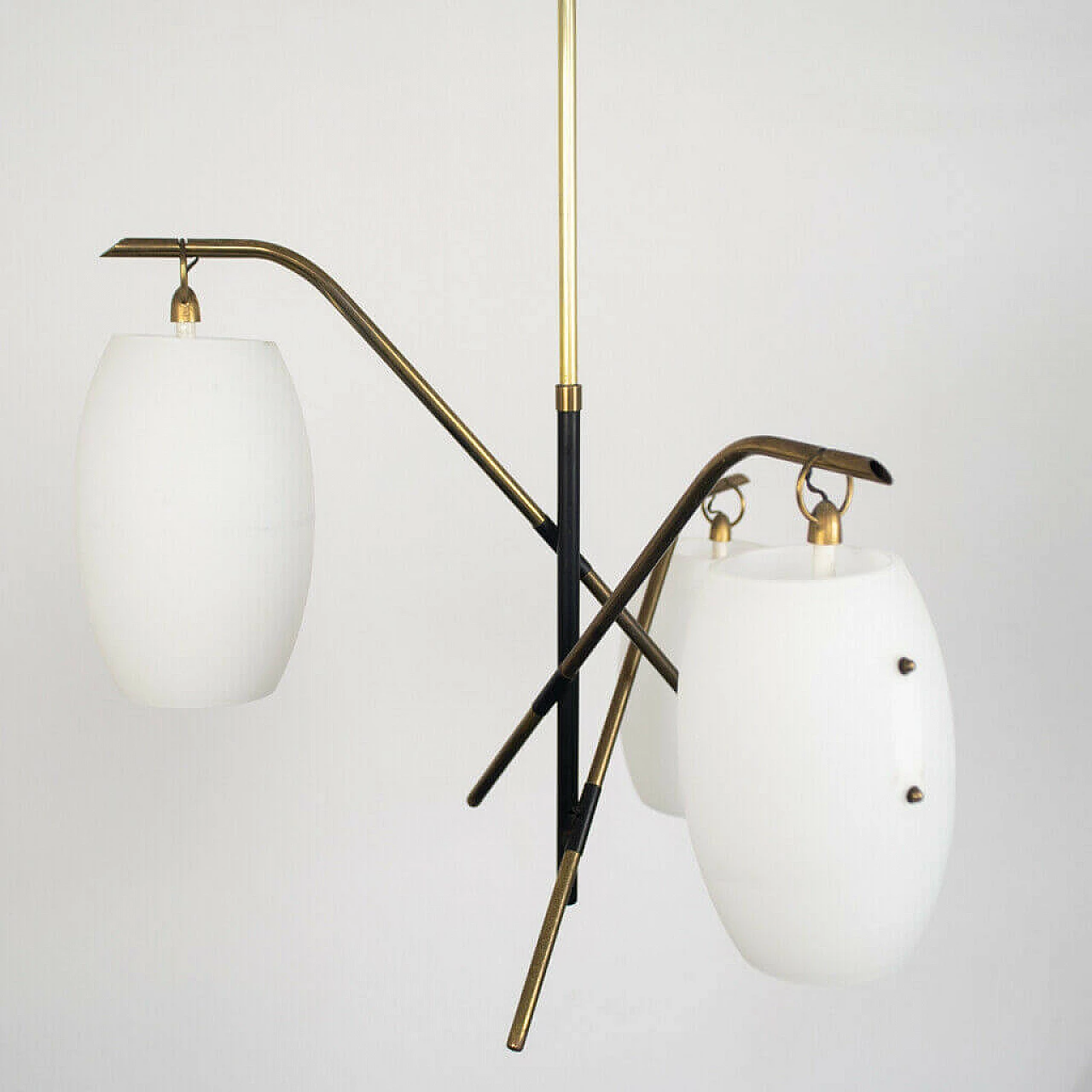 Lampadario in ottone e vetro opalino, anni '50 1152910