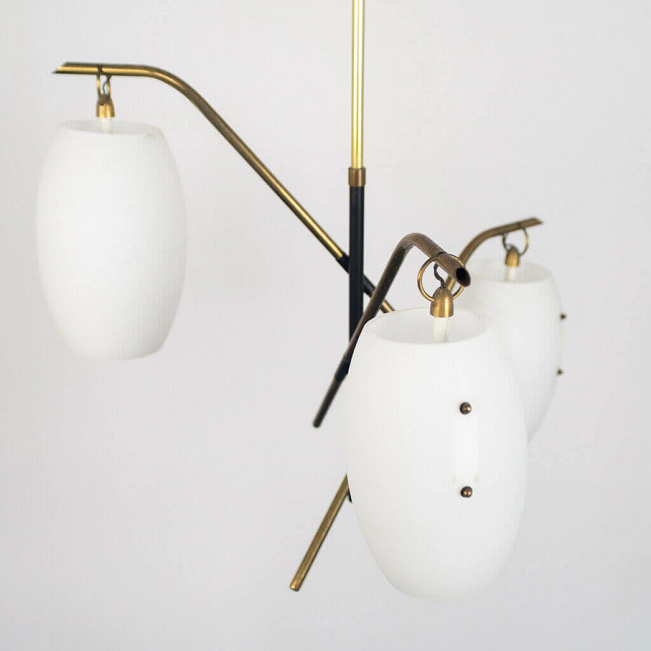 Lampadario in ottone e vetro opalino, anni '50 1152911