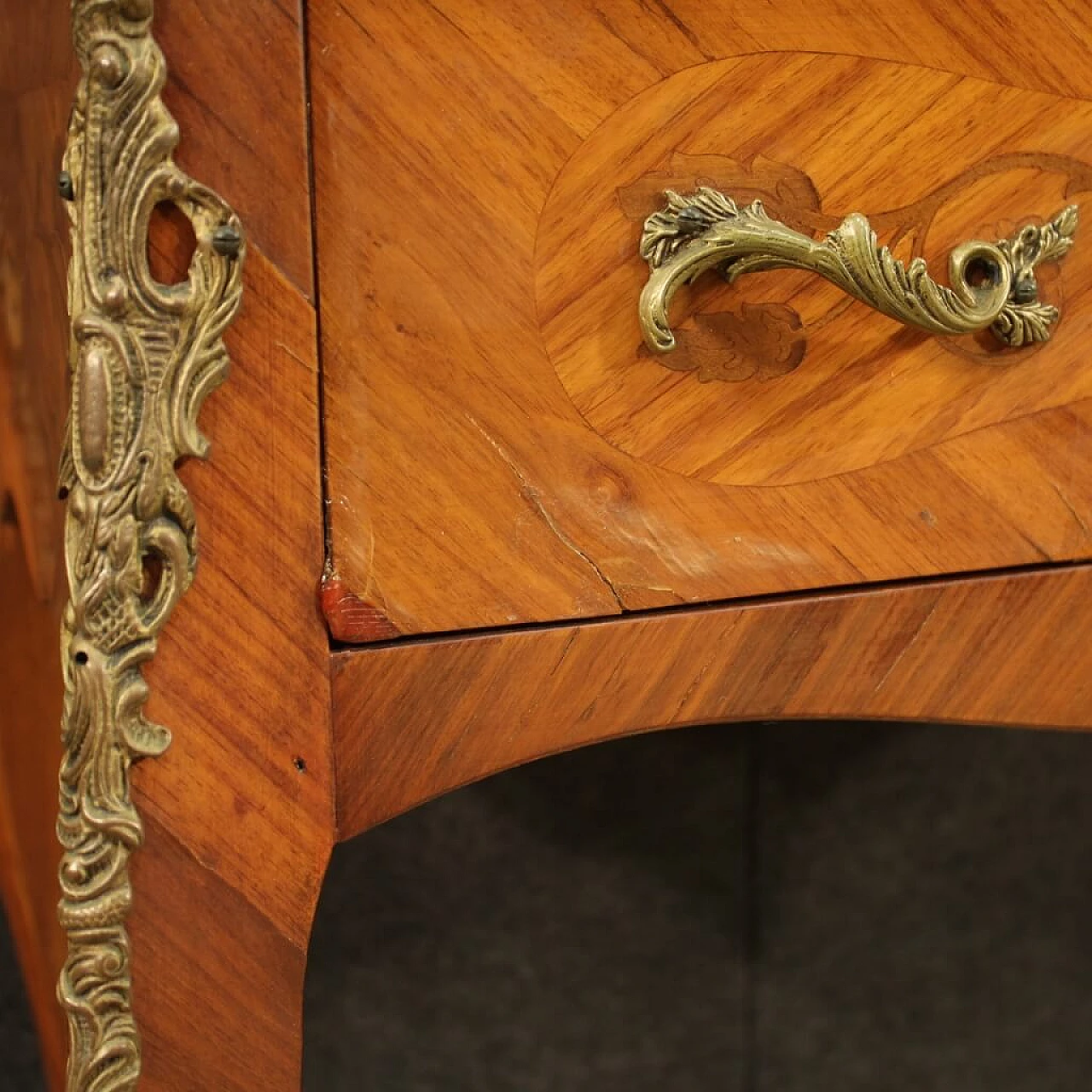 Ribalta in legno con intarsi floreali e decori in bronzo cesellato, anni '60 1153833