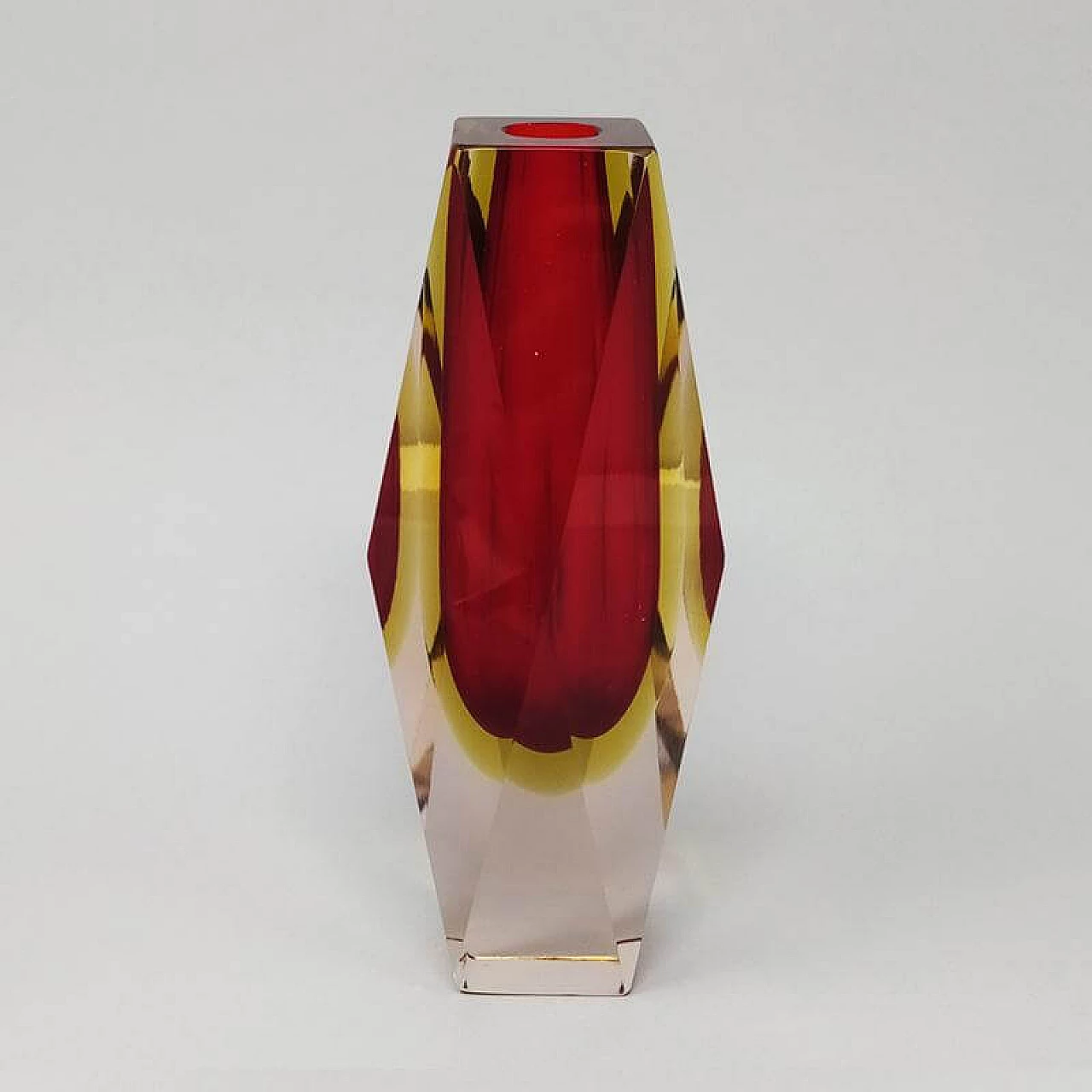 Multifaceted red vase designed By Flavio Poli for Seguso, 60s 1153994