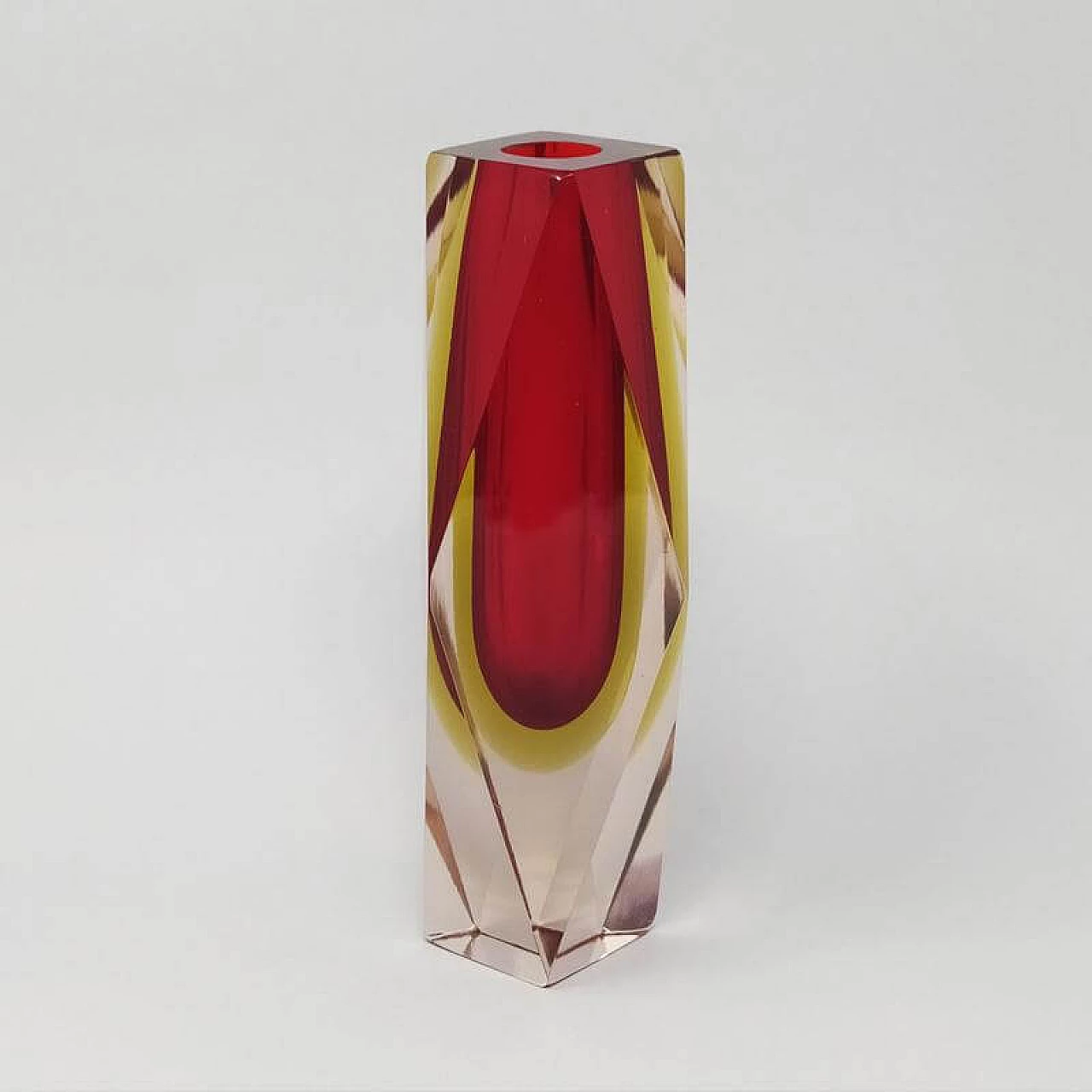 Multifaceted red vase designed By Flavio Poli for Seguso, 60s 1153995