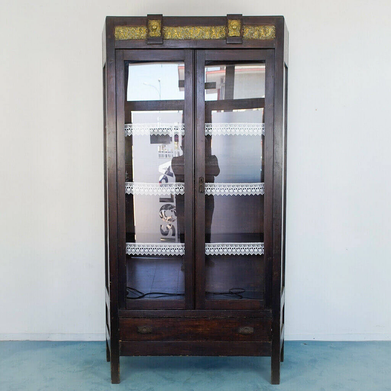 Wooden showcase and brass details, end '800 1154432