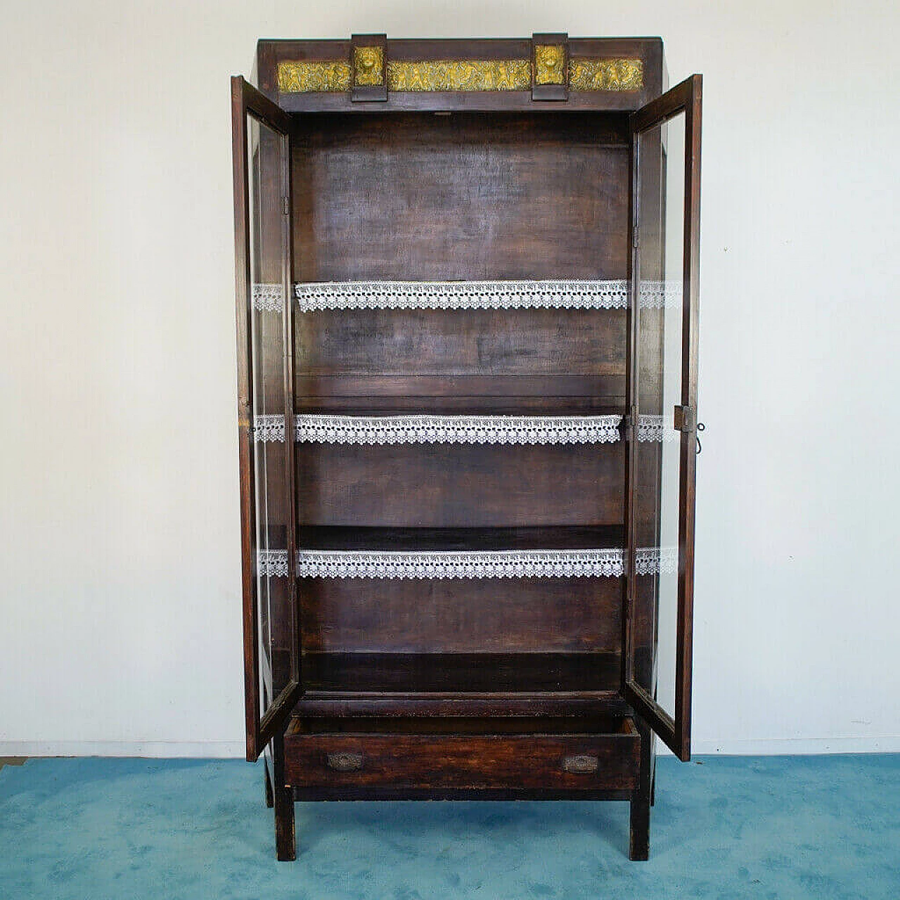 Wooden showcase and brass details, end '800 1154433