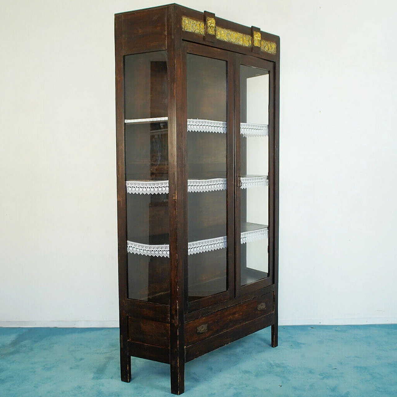 Wooden showcase and brass details, end '800 1154434