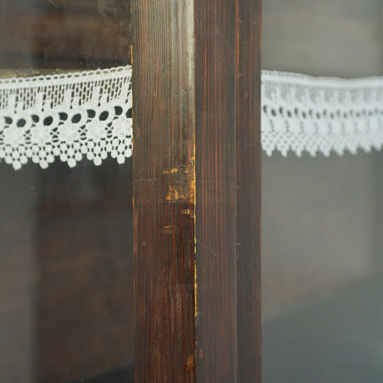 Wooden showcase and brass details, end '800 1154440