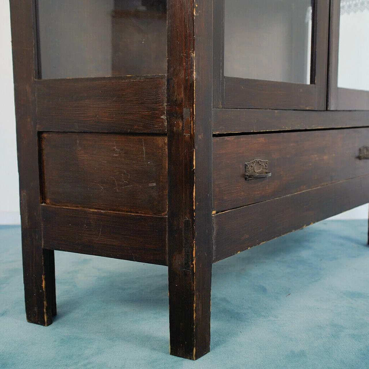 Wooden showcase and brass details, end '800 1154442