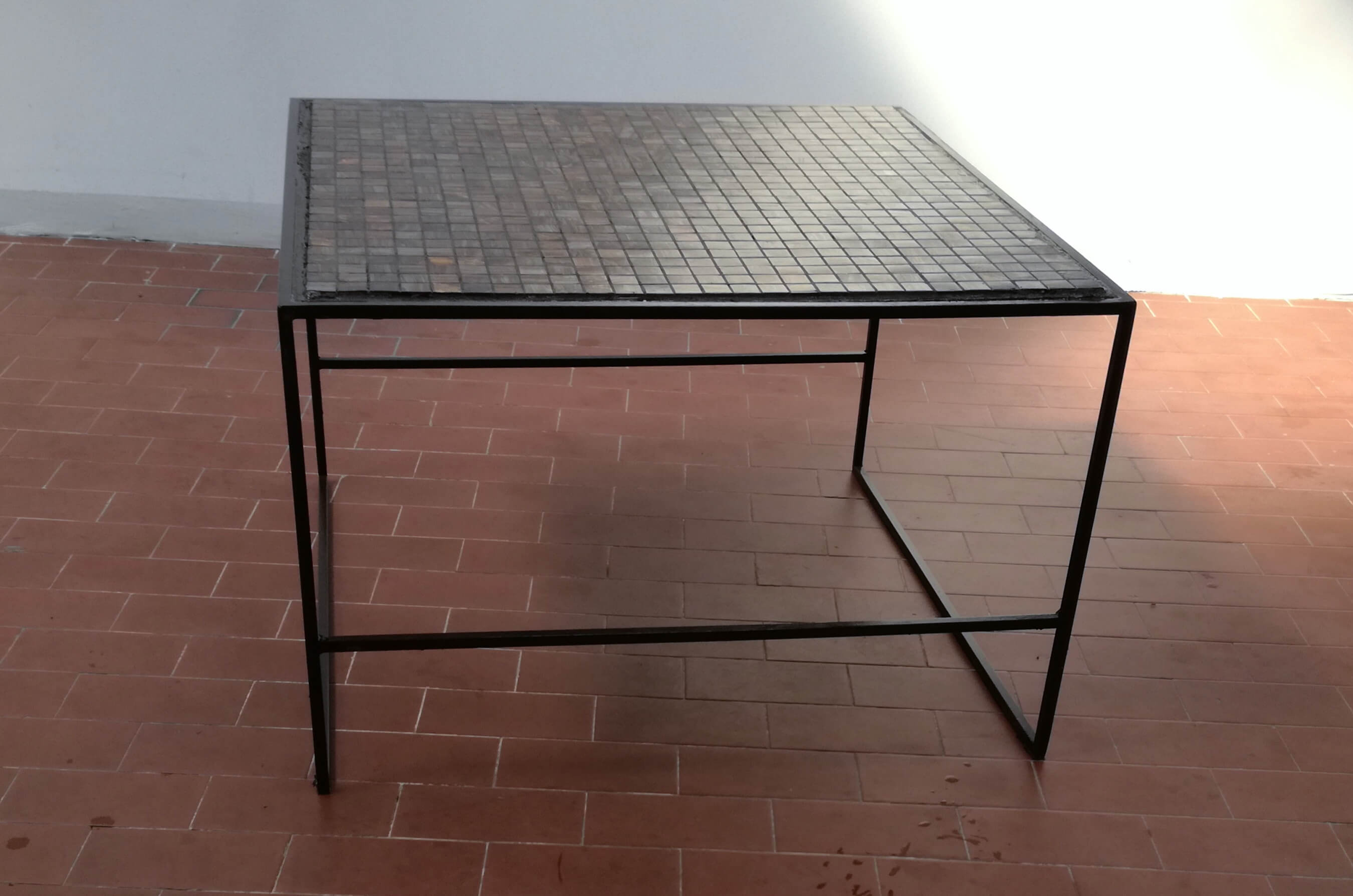 Tavolino Da Balcone TecTake - Piano In Mosaico Di Pietra, Gambe Arcuate - 30x30x61.5cm - Portata 30kg - Foto 7