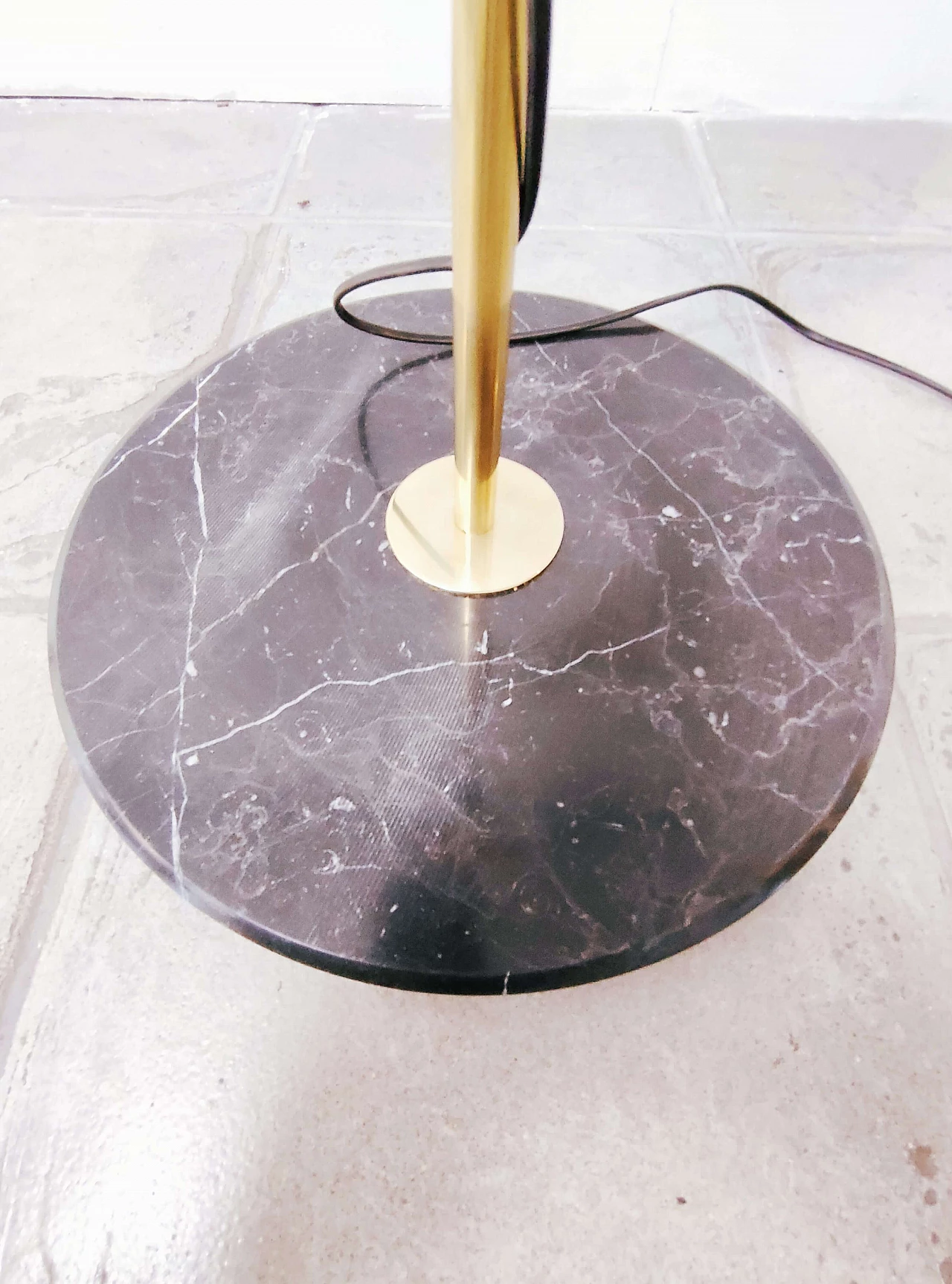 Lampada da terra in ottone e base in marmo 1159328