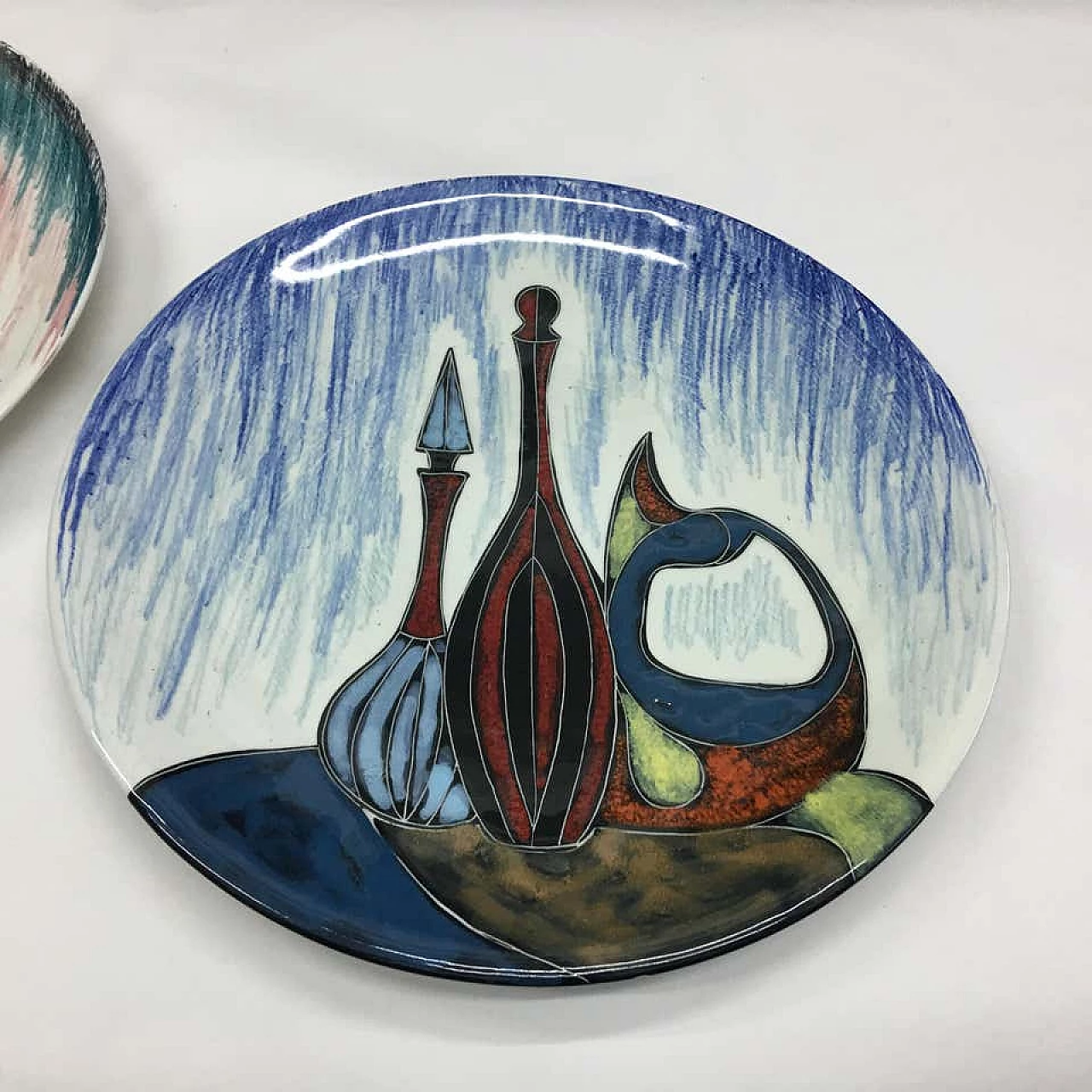 Coppia di piatti artistici in ceramica policroma, anni '60 1159620