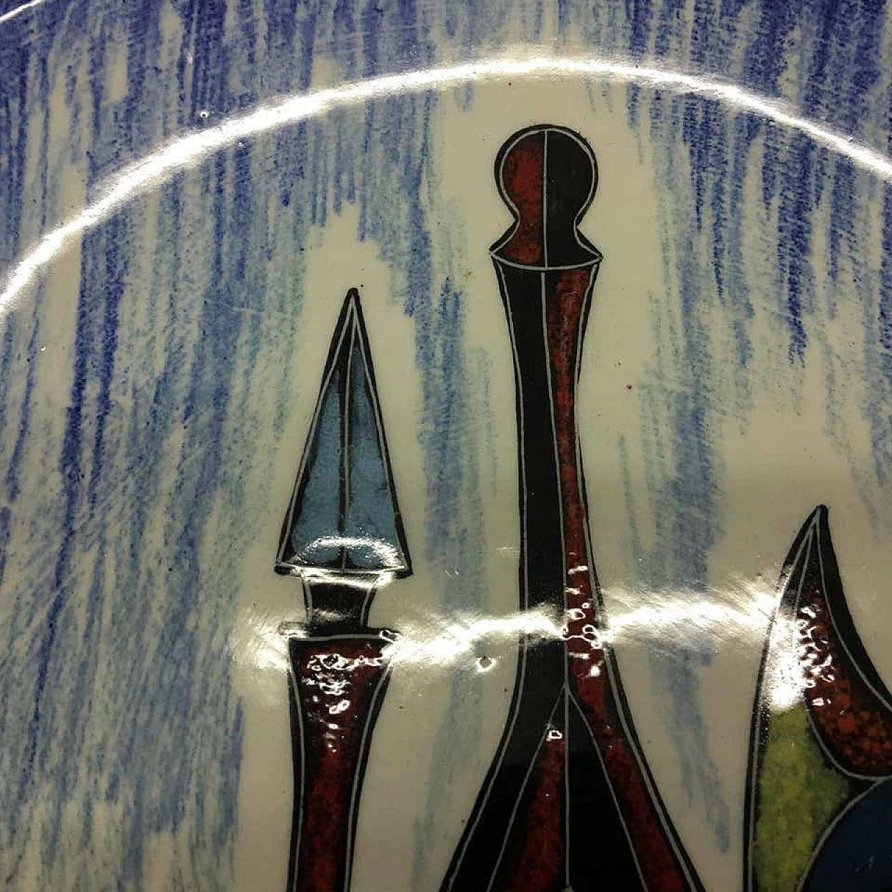 Coppia di piatti artistici in ceramica policroma, anni '60 1159623