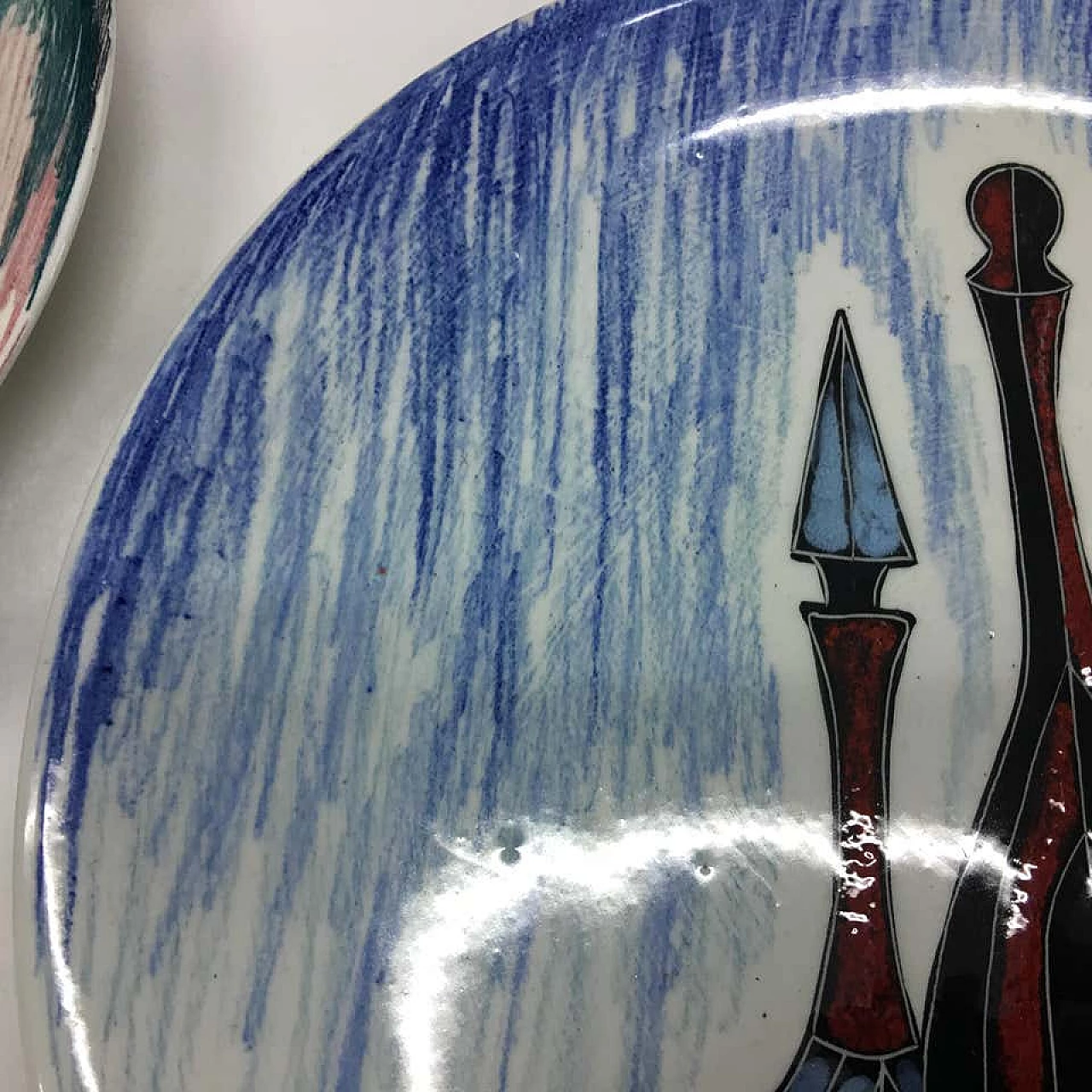 Coppia di piatti artistici in ceramica policroma, anni '60 1159625