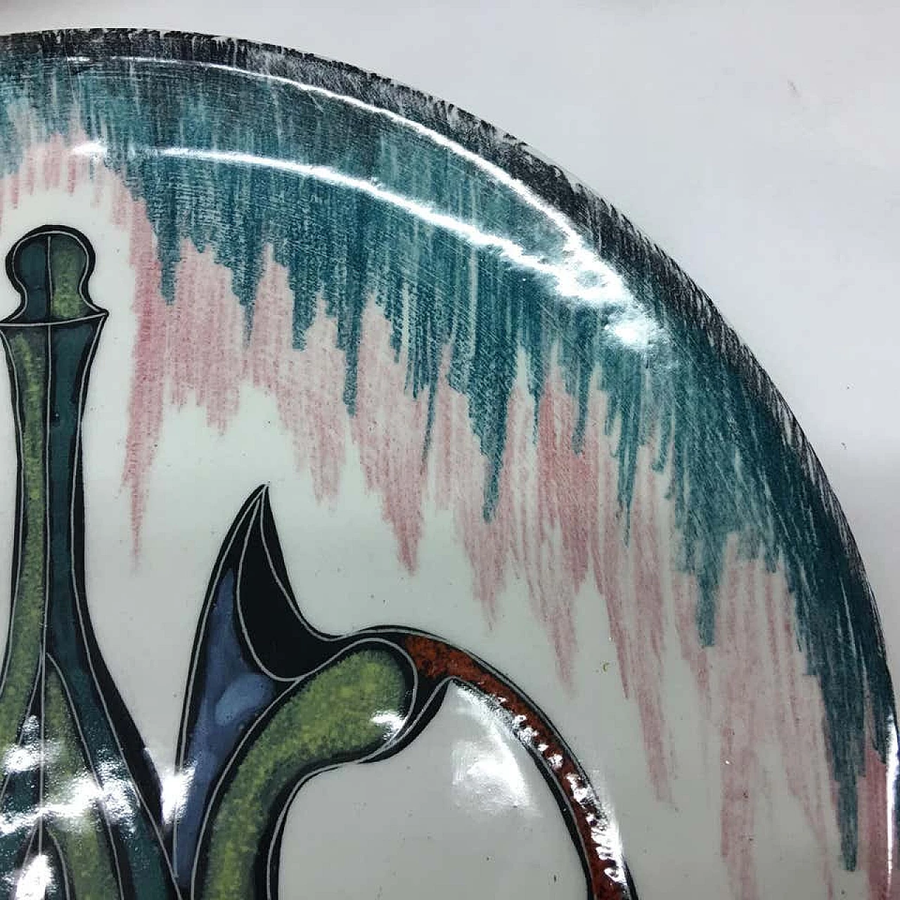 Coppia di piatti artistici in ceramica policroma, anni '60 1159626