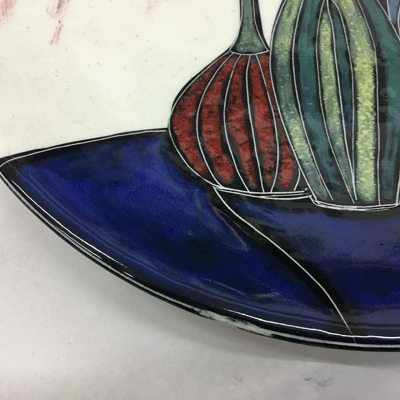 Coppia di piatti artistici in ceramica policroma, anni '60 1159630