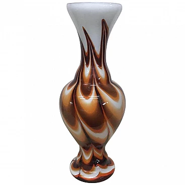 Vaso di Carlo Moretti in vetro opalino bianco, arancione e marrone, anni '70