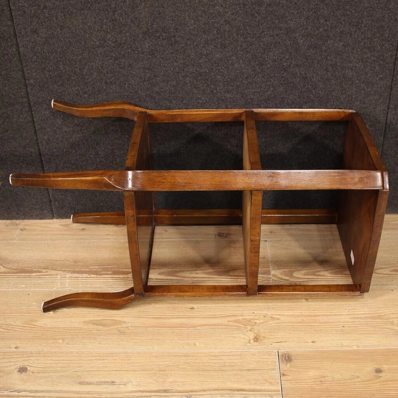 Tavolino in legno scolpito a tre piani, anni '40 1161411