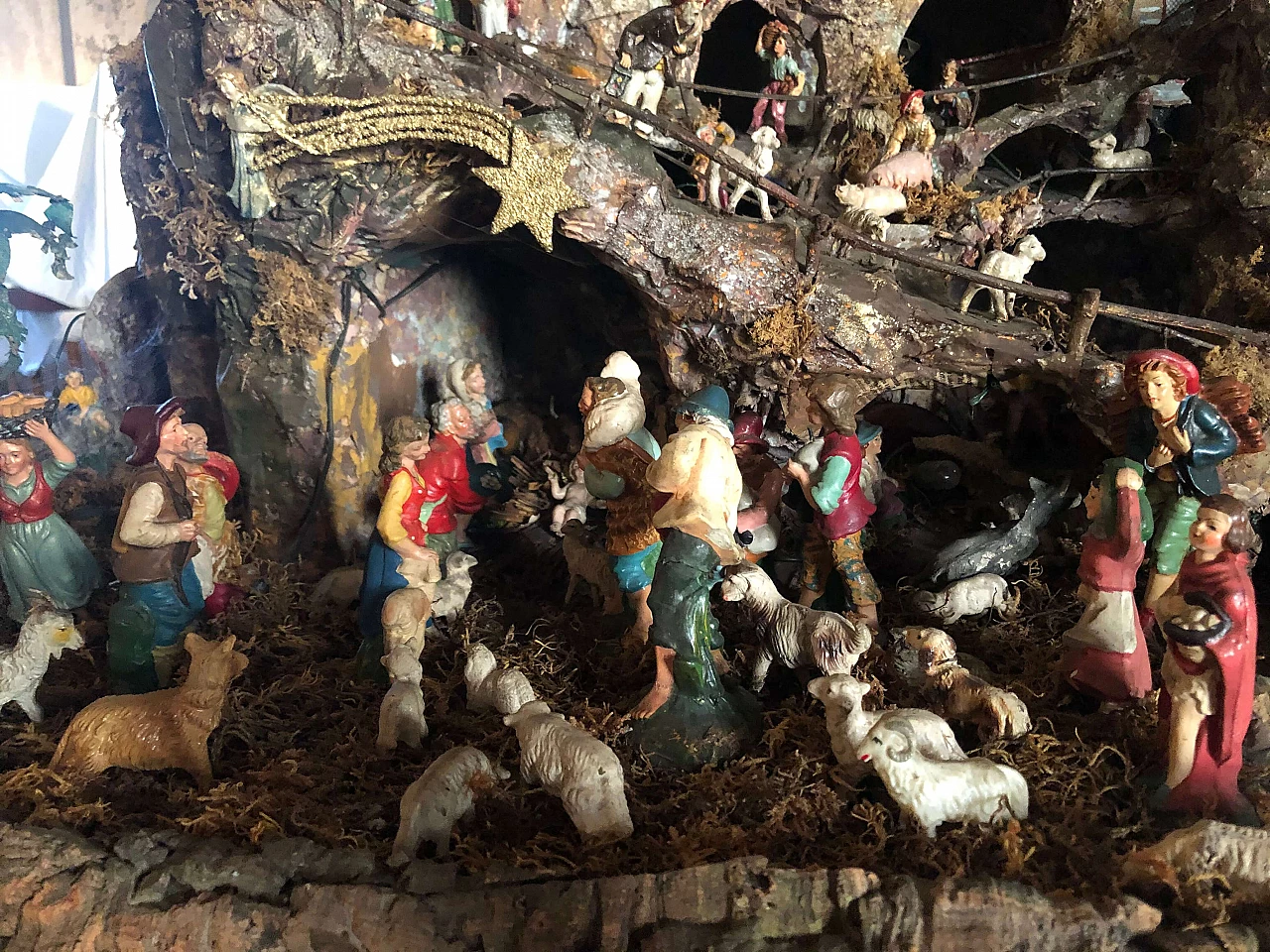 Presepio di origine napoletana in cartapesta e statuine, anni '60 1162954