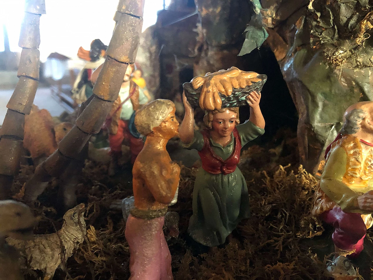 Presepio di origine napoletana in cartapesta e statuine, anni '60 1162959