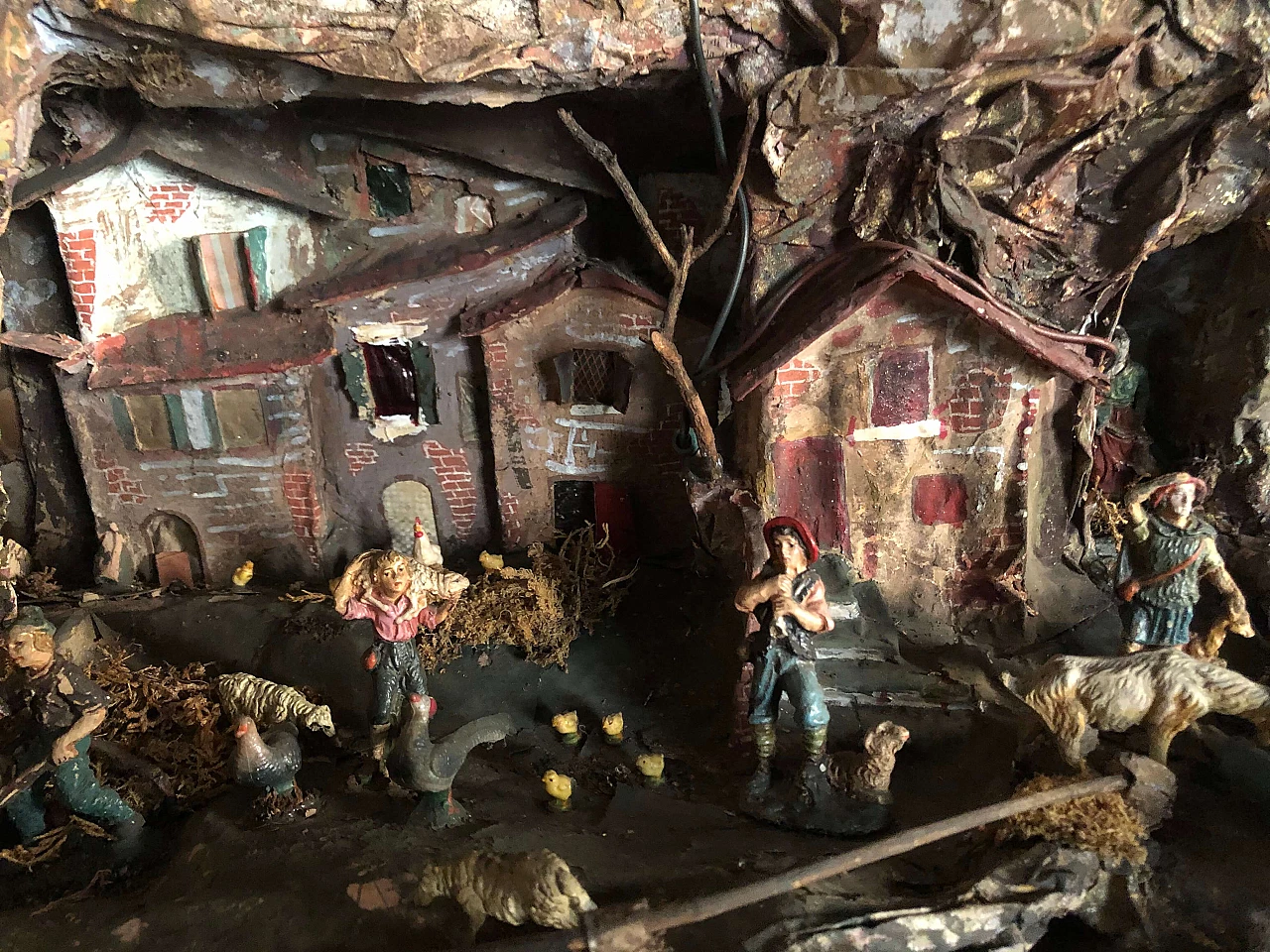 Presepio di origine napoletana in cartapesta e statuine, anni '60 1162965