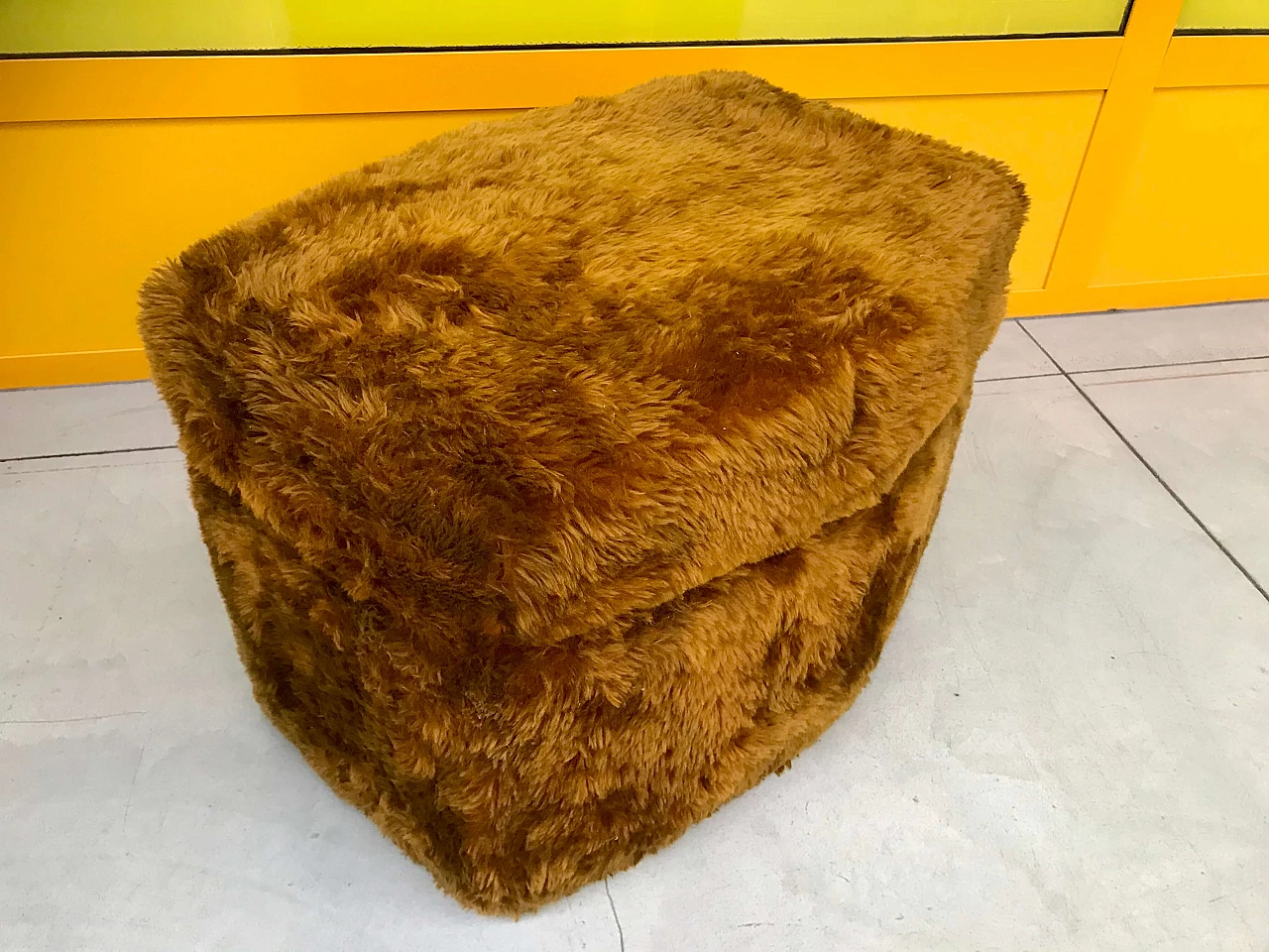 Pouf multifunzionale in pelo di floccato con contenitore e scala interna, anni’70 1163672