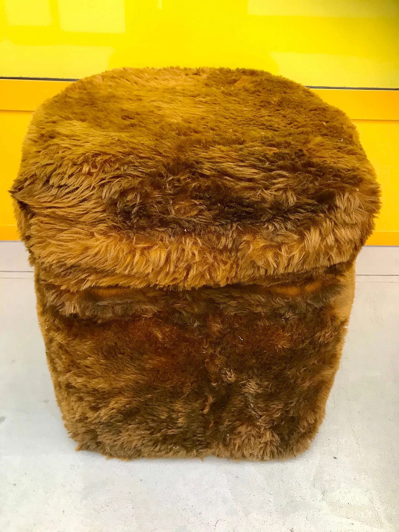 Pouf multifunzionale in pelo di floccato con contenitore e scala interna, anni’70 1163680