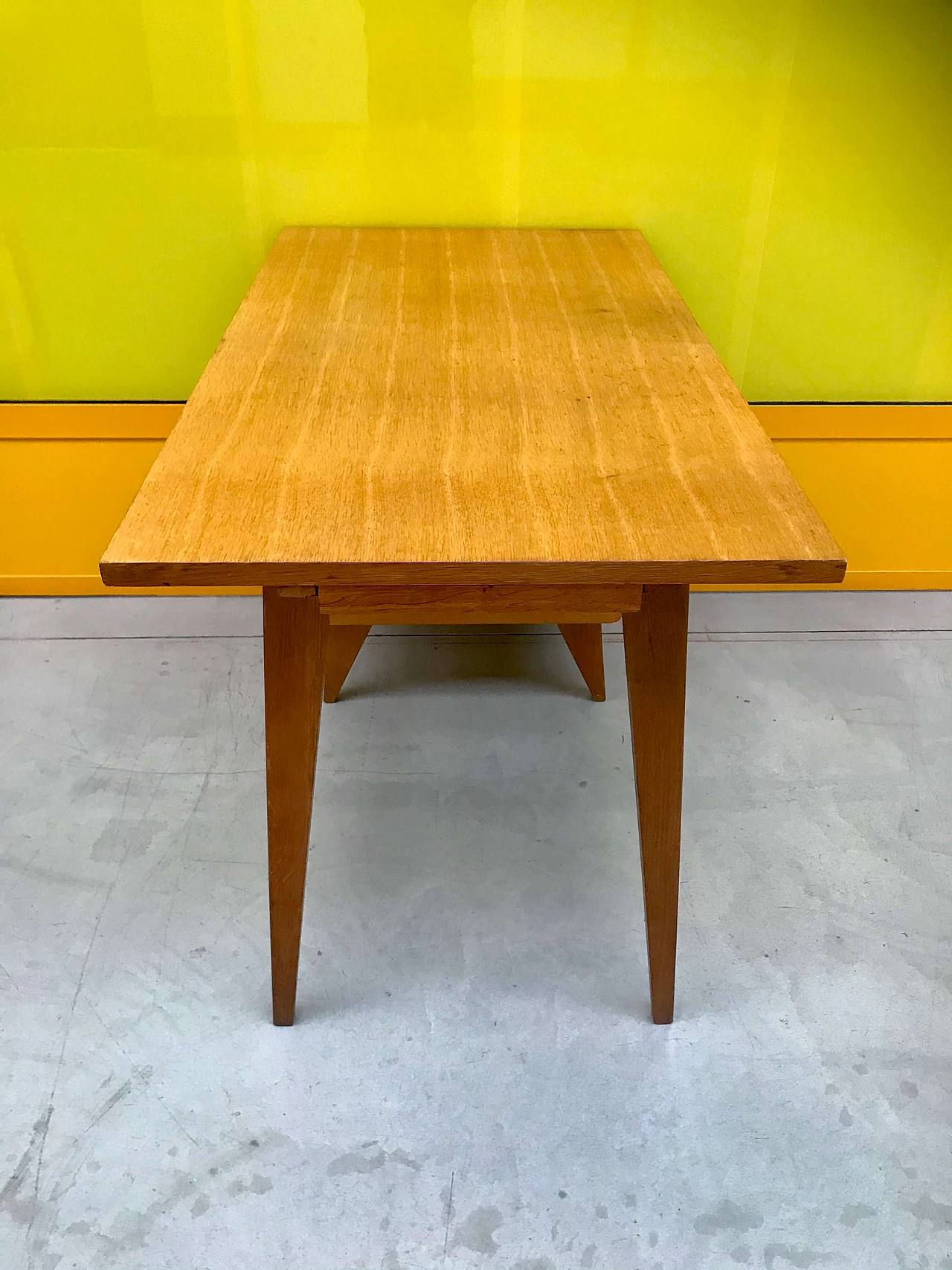 Scrivania rotante a due cassetti in legno chiaro, anni '60 1163837