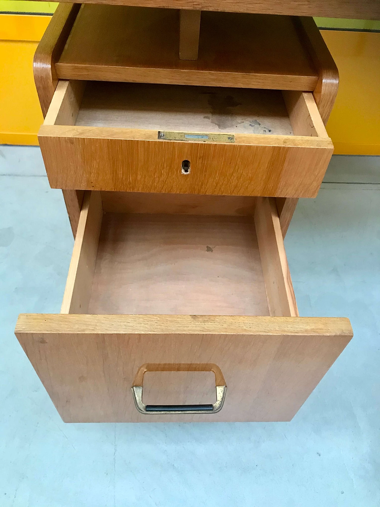 Scrivania rotante a due cassetti in legno chiaro, anni '60 1163840