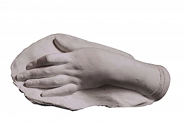 Mano femminile in gesso