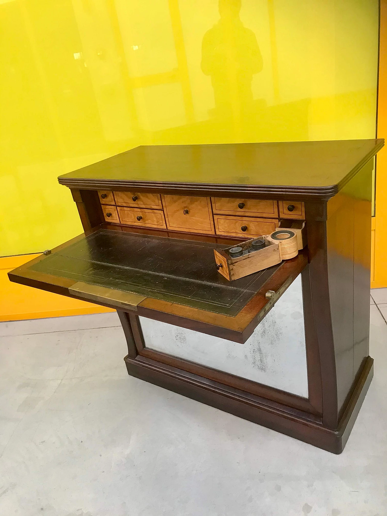 Credenza o consolle a secretaire Carlo X con specchio al mercurio e struttura in mogano, '800 1165255