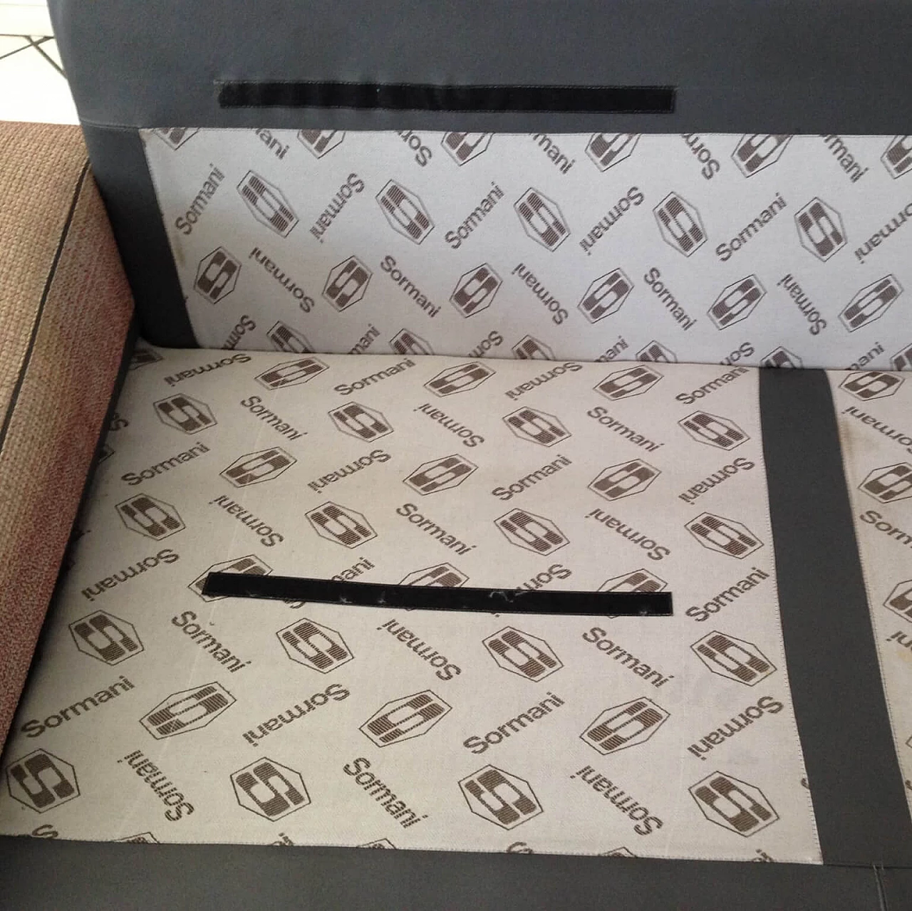 Divano 4 posti pelle grigia cuscini pelle e seta, Sormani 1984 1165256