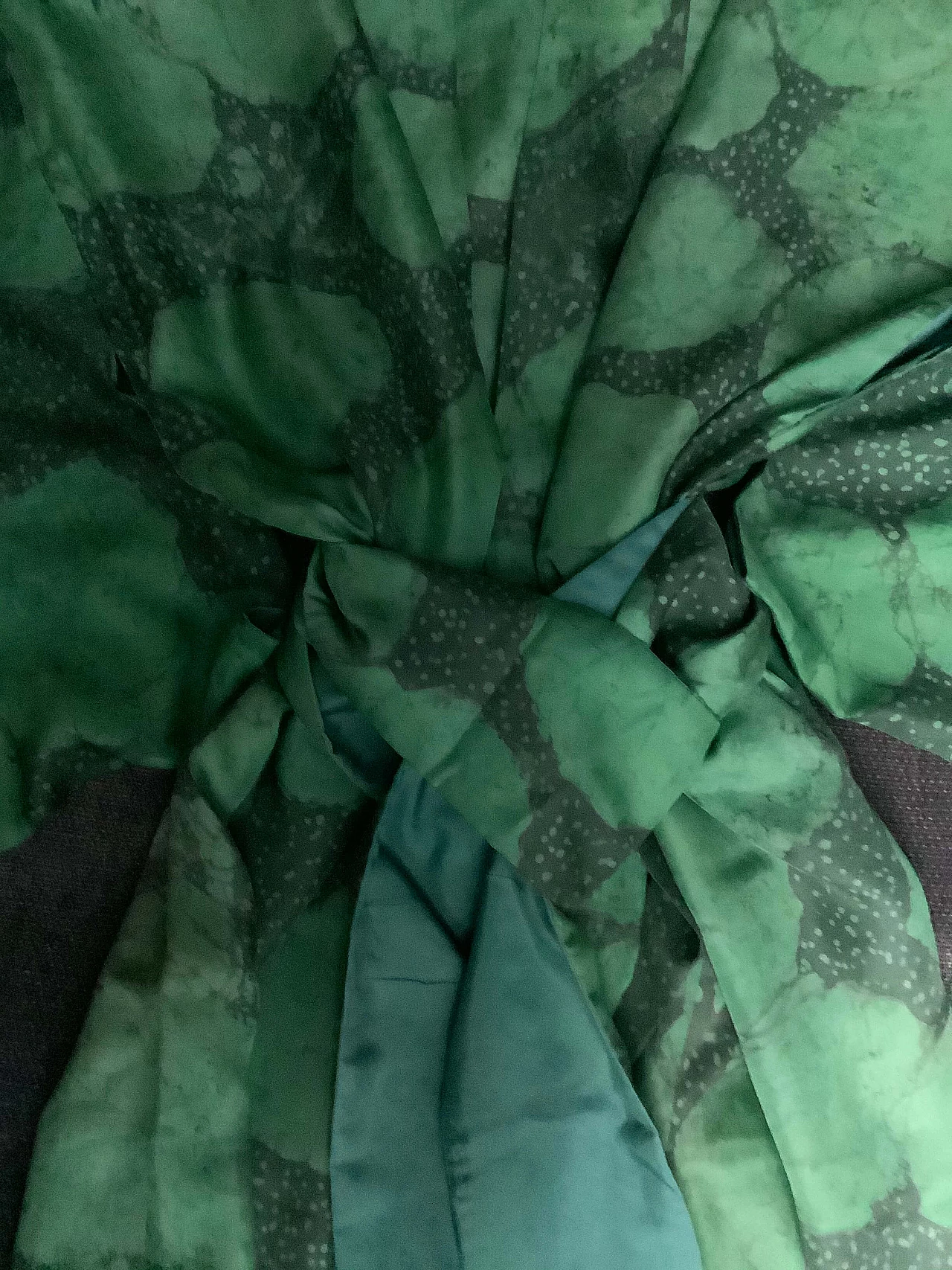 Kimono in seta batik verde di Maria Schade 1165644