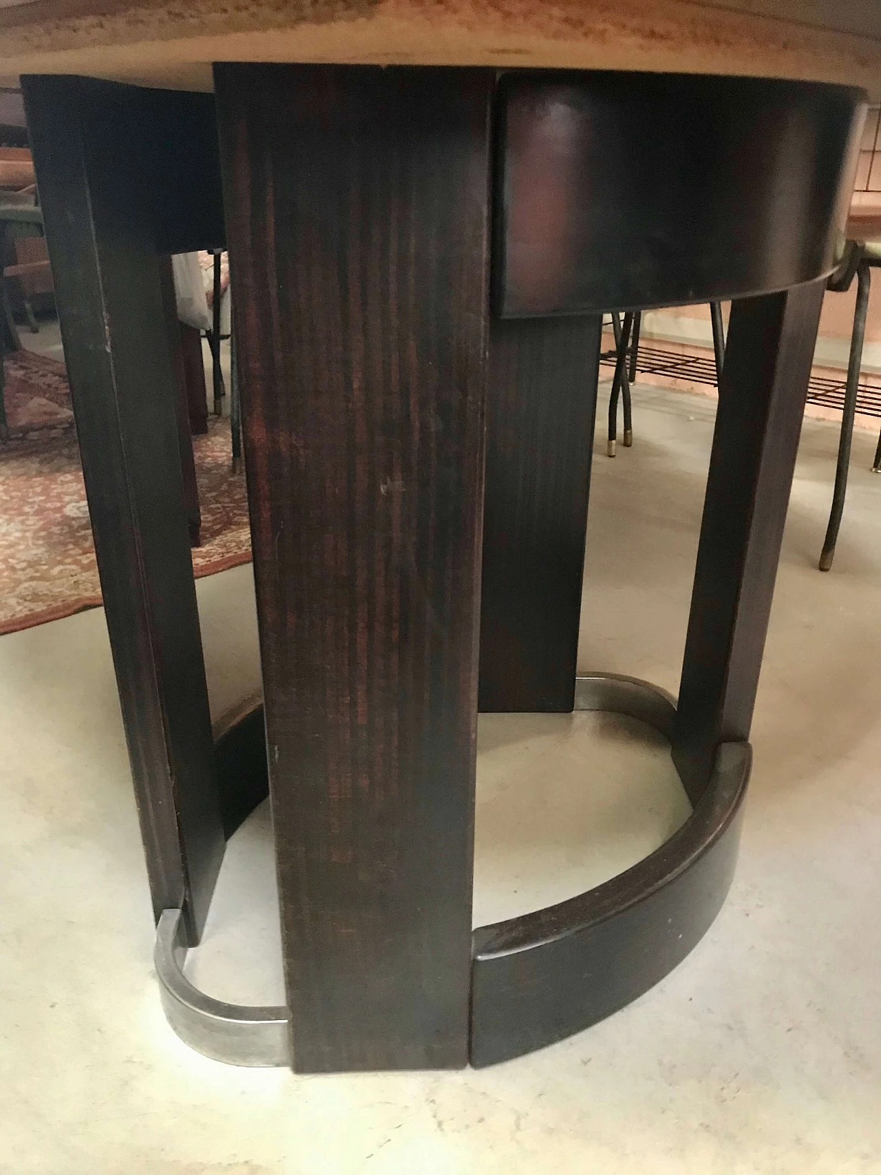 Tavolo rotondo laccato FintoLegno con piano in marmo Verde Alpi incassato, anni '70 1166116