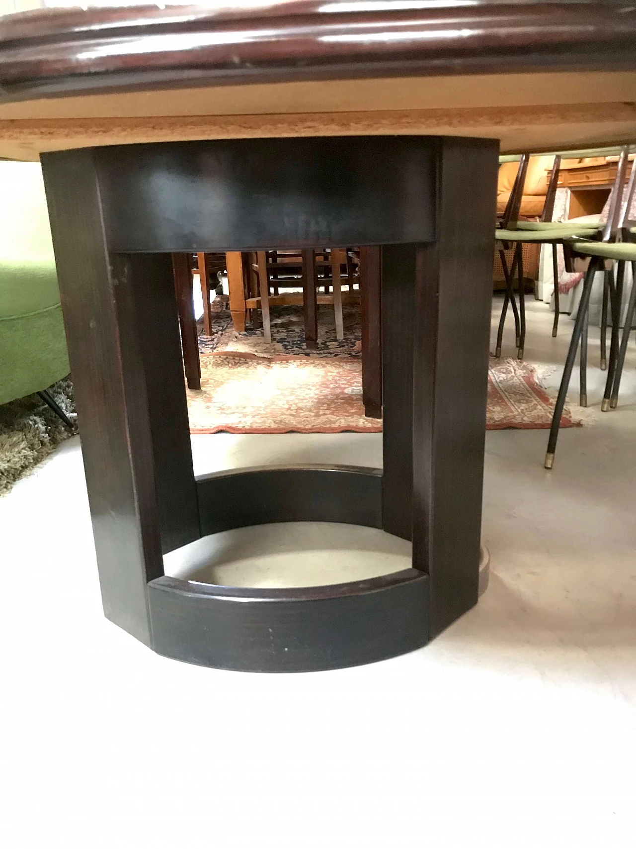 Tavolo rotondo laccato FintoLegno con piano in marmo Verde Alpi incassato, anni '70 1166117